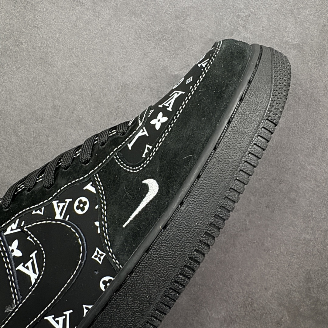 图片[5]-【定制版】Nike Air Force 1\’07 Low LV联名 黑色 空军一号低帮休闲板鞋  #全黑鞋身打底，满印的LV经典老花与标志性LV字母图腾错落交织，黑白撞色打破沉闷，小勾标细节暗藏巧思，Air气垫大底延续AF1的舒适脚感。 货号：SS1979-001  尺码：36 36.5 37.5 38 38.5 39 40 40.5 41 42 42.5 43 44 44.5 45-选品中心
