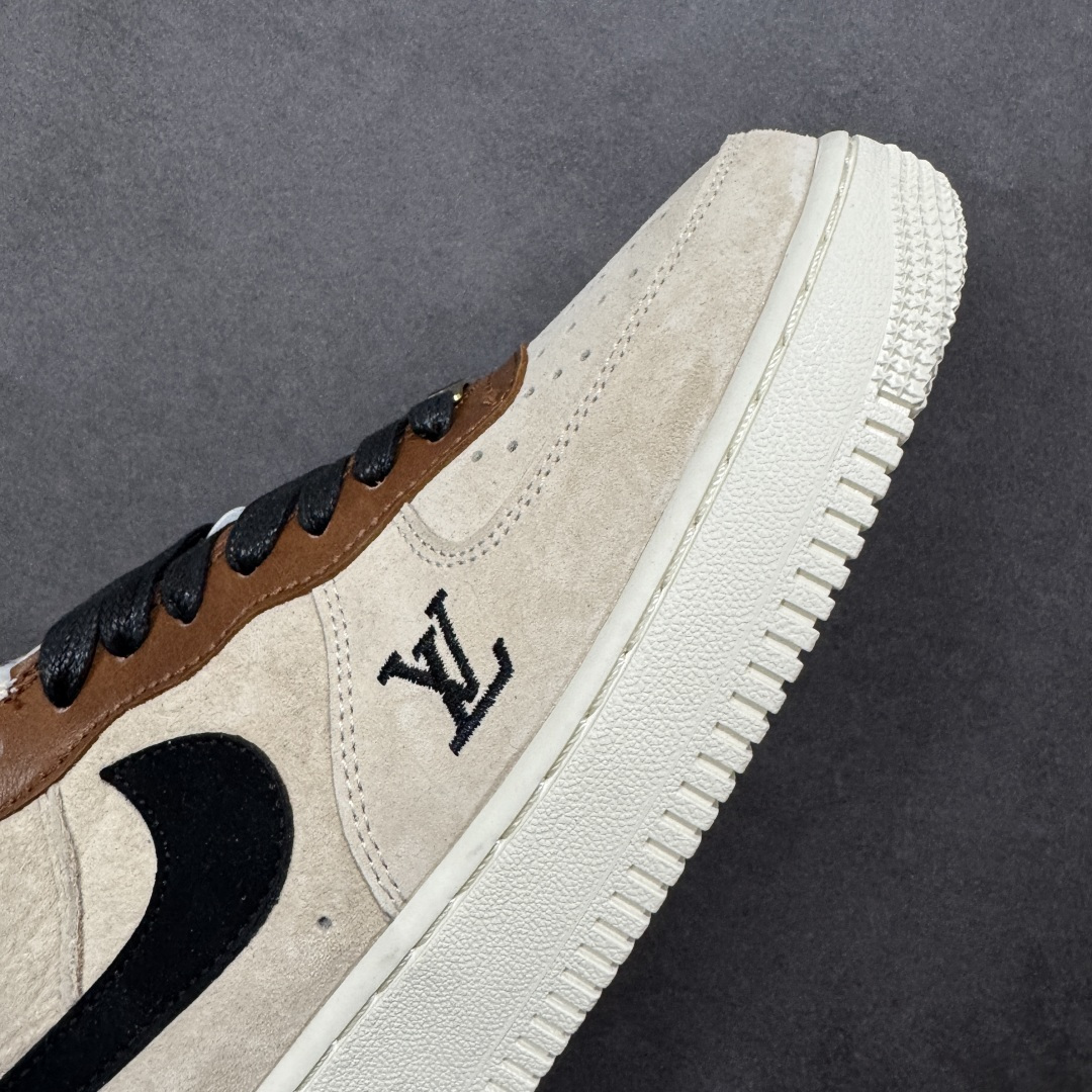 图片[5]-【定制版】NIke Air Force 1 \’07 Low “LV联名–奶茶焦糖” 空军一号低帮 运动鞋 休闲鞋 折边针车 工艺难度大 原楦头原纸板 高端定制鞋盒 原厂鞋底 超高清洁度 细节完美 货号：FQ3546-100 尺码：36 36.5 37.5 38 38.5 39 40 40.5 41 42 42.5 43 44 44.5 45 编码：HXSB310320-选品中心