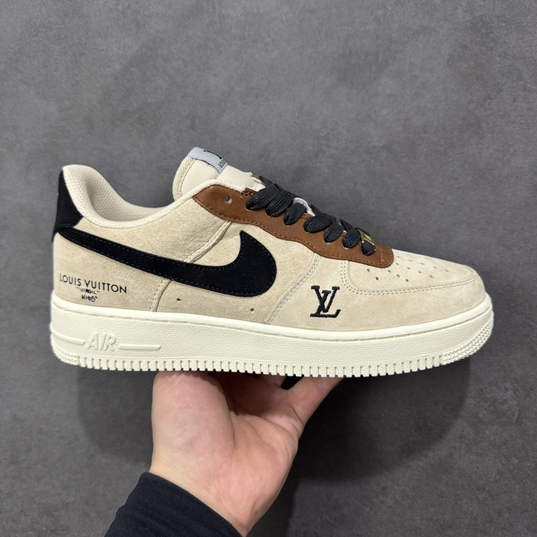 【定制版】NIke Air Force 1 \’07 Low “LV联名–奶茶焦糖” 空军一号低帮 运动鞋 休闲鞋 折边针车 工艺难度大 原楦头原纸板 高端定制鞋盒 原厂鞋底 超高清洁度 细节完美 货号：FQ3546-100 尺码：36 36.5 37.5 38 38.5 39 40 40.5 41 42 42.5 43 44 44.5 45 编码：HXSB310320-选品中心