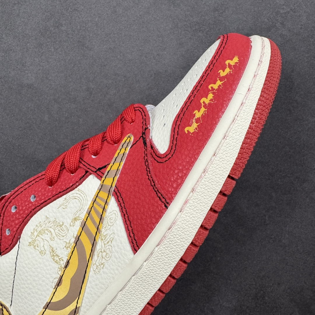图片[5]-【定制版】马年定制限量发售马到成功 Travis Scott x Fragment Design x Jordan Air Jordan 1 Low OG SP “马年限定联名——白红金钩” 马年印花 高端定制 倒钩三方联名低帮篮球鞋 #定制鞋盒 大厂纯原品质出货 超高清洁度 皮料切割干净无任何毛边 细节完美 货号：XD1979-003 尺码：36 36.5 37.5 38 38.5 39 40 40.5 41 42 42.5 43 44 44.5 45 编码： HXSB330340-选品中心