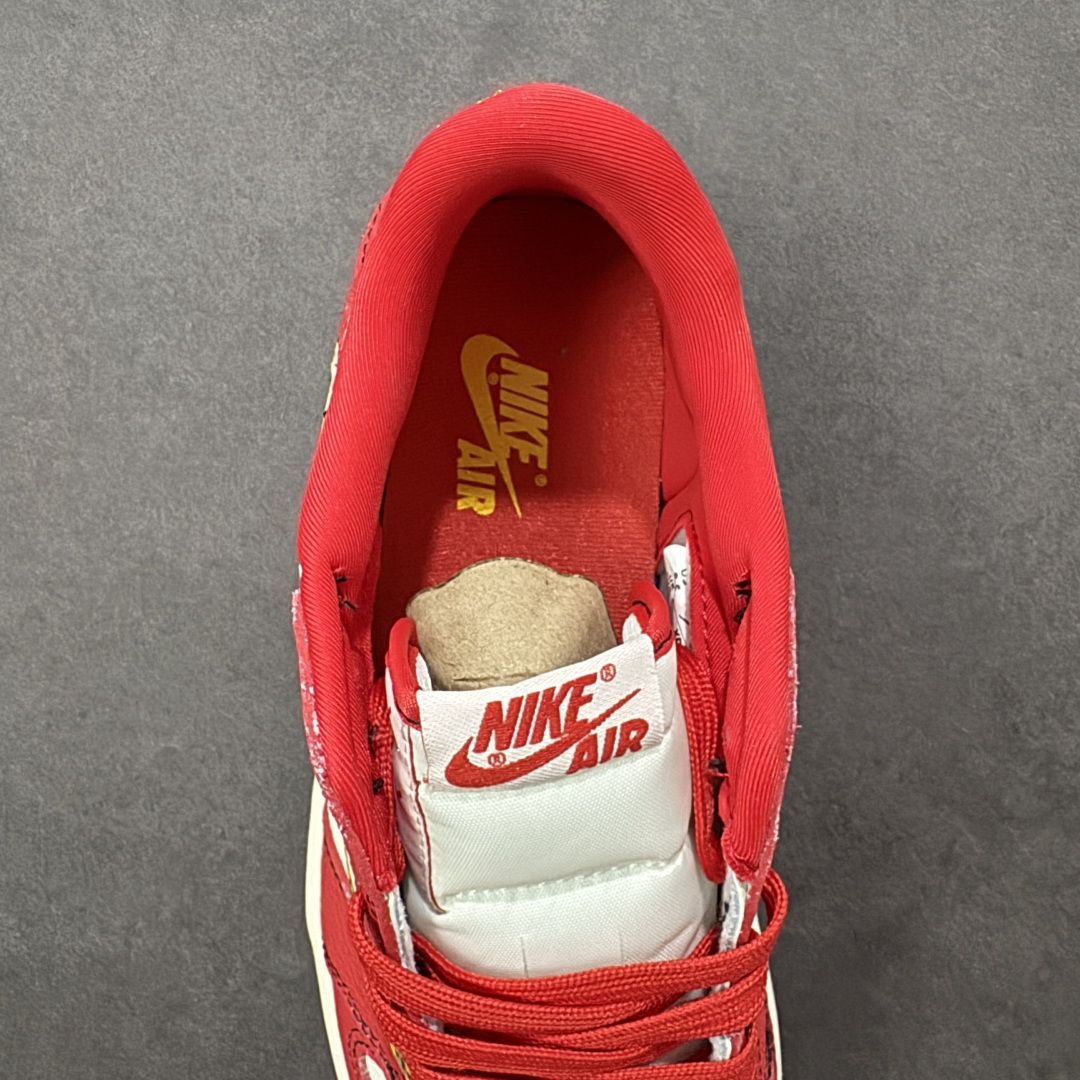 图片[7]-【定制版】马年定制限量发售马到成功 Travis Scott x Fragment Design x Jordan Air Jordan 1 Low OG SP “马年限定联名——白红金钩” 马年印花 高端定制 倒钩三方联名低帮篮球鞋 #定制鞋盒 大厂纯原品质出货 超高清洁度 皮料切割干净无任何毛边 细节完美 货号：XD1979-003 尺码：36 36.5 37.5 38 38.5 39 40 40.5 41 42 42.5 43 44 44.5 45 编码： HXSB330340-选品中心