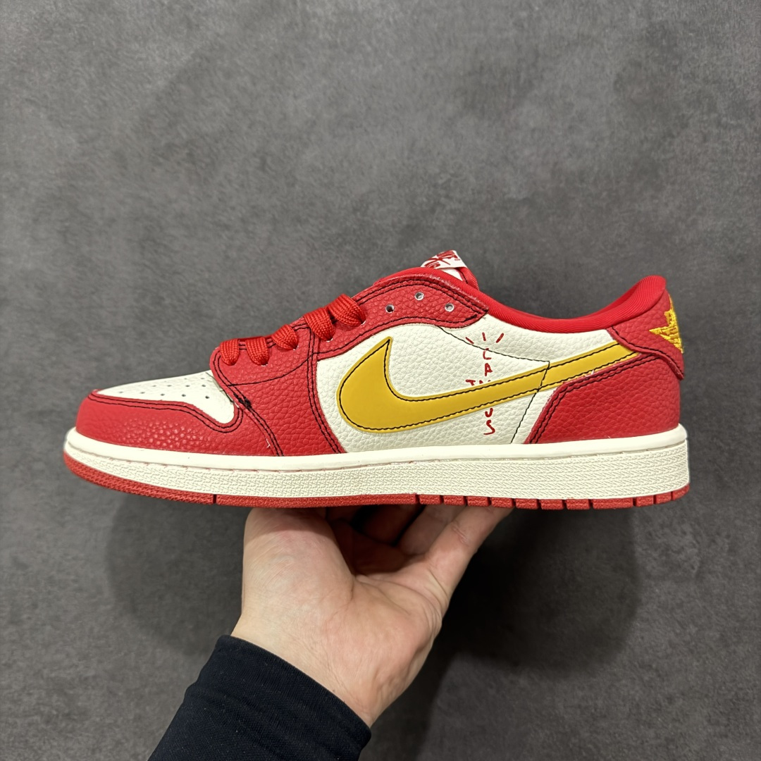 图片[2]-【定制版】马年定制限量发售马到成功 Travis Scott x Fragment Design x Jordan Air Jordan 1 Low OG SP “马年限定联名——白红金钩” 马年印花 高端定制 倒钩三方联名低帮篮球鞋 #定制鞋盒 大厂纯原品质出货 超高清洁度 皮料切割干净无任何毛边 细节完美 货号：XD1979-003 尺码：36 36.5 37.5 38 38.5 39 40 40.5 41 42 42.5 43 44 44.5 45 编码： HXSB330340-选品中心