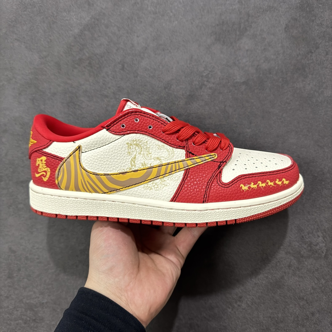 【定制版】马年定制限量发售马到成功 Travis Scott x Fragment Design x Jordan Air Jordan 1 Low OG SP “马年限定联名------白红金钩” 马年印花 高端定制 倒钩三方联名低帮篮球鞋 #定制鞋盒 大厂纯原品质出货 超高清洁度 皮料切割干净无任何毛边 细节完美 货号：XD1979-003 尺码：36 36.5 37.5 38 38.5 39 40 40.5 41 42 42.5 43 44 44.5 45 编码： HXSB330340-选品中心
