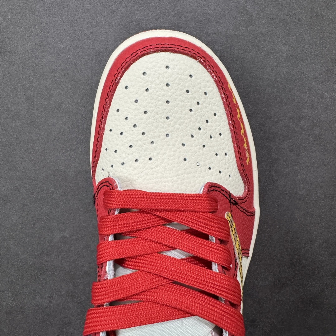 图片[8]-【定制版】马年定制限量发售马到成功 Travis Scott x Fragment Design x Jordan Air Jordan 1 Low OG SP “马年限定联名——白红金钩” 马年印花 高端定制 倒钩三方联名低帮篮球鞋 #定制鞋盒 大厂纯原品质出货 超高清洁度 皮料切割干净无任何毛边 细节完美 货号：XD1979-003 尺码：36 36.5 37.5 38 38.5 39 40 40.5 41 42 42.5 43 44 44.5 45 编码： HXSB330340-选品中心