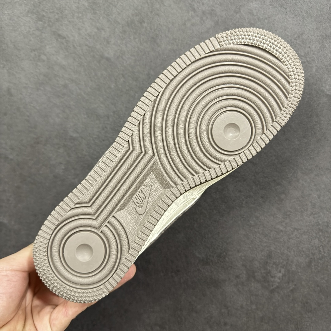 图片[9]-【定制版】NIke Air Force 1 \’07 Low “LV联名-米灰牛仔勾”空军一号 低帮 运动鞋 休闲鞋 折边针车 工艺难度大 原楦头原纸板 原装鞋盒 定制五金配件 内置全掌气垫 原厂鞋底 货号：SM6668-128 尺码：36 36.5 37.5 38 38.5 39 40 40.5 41 42 42.5 43 44 44.5 45 编码：HXSA310320-选品中心