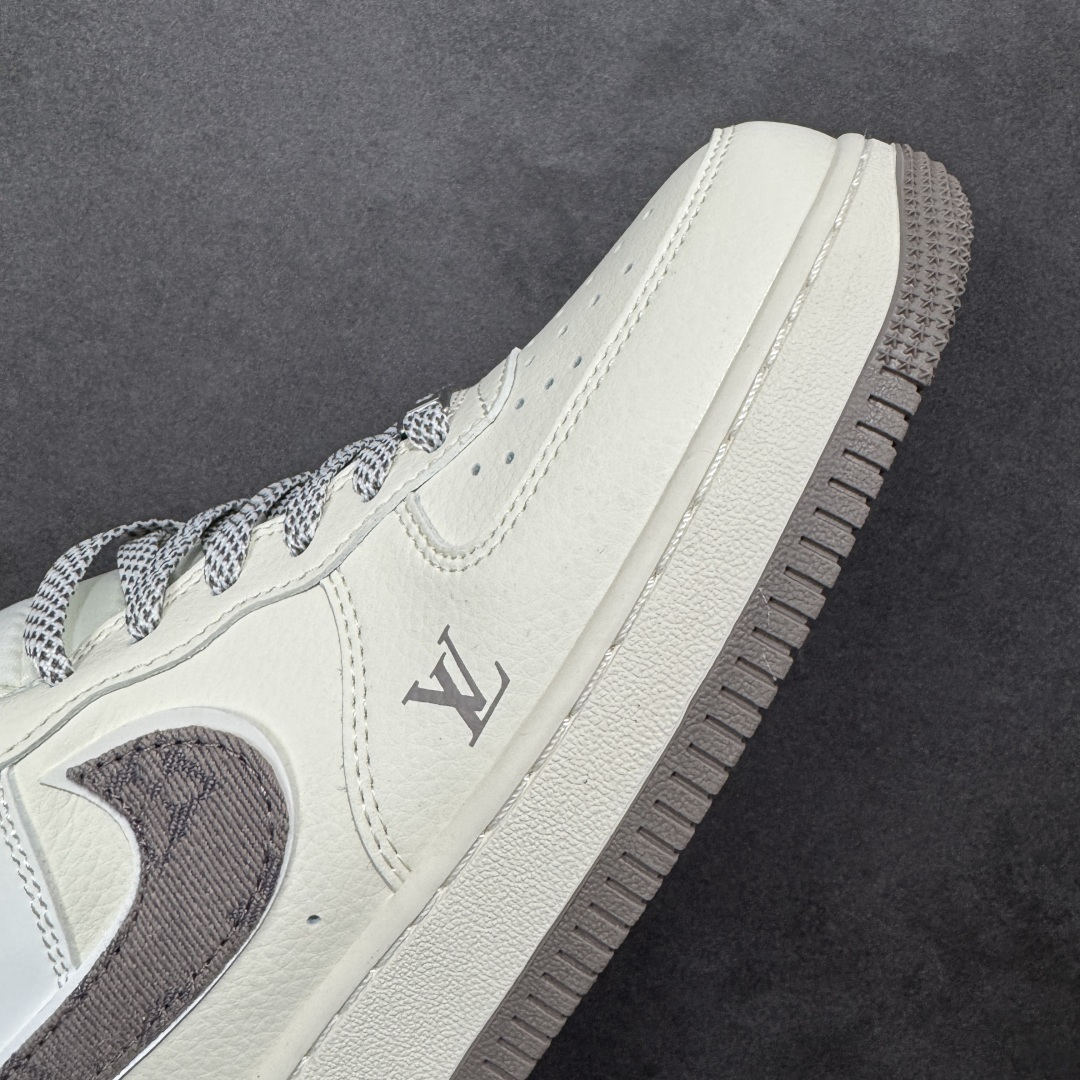 图片[5]-【定制版】NIke Air Force 1 \’07 Low “LV联名-米灰牛仔勾”空军一号 低帮 运动鞋 休闲鞋 折边针车 工艺难度大 原楦头原纸板 原装鞋盒 定制五金配件 内置全掌气垫 原厂鞋底 货号：SM6668-128 尺码：36 36.5 37.5 38 38.5 39 40 40.5 41 42 42.5 43 44 44.5 45 编码：HXSA310320-选品中心