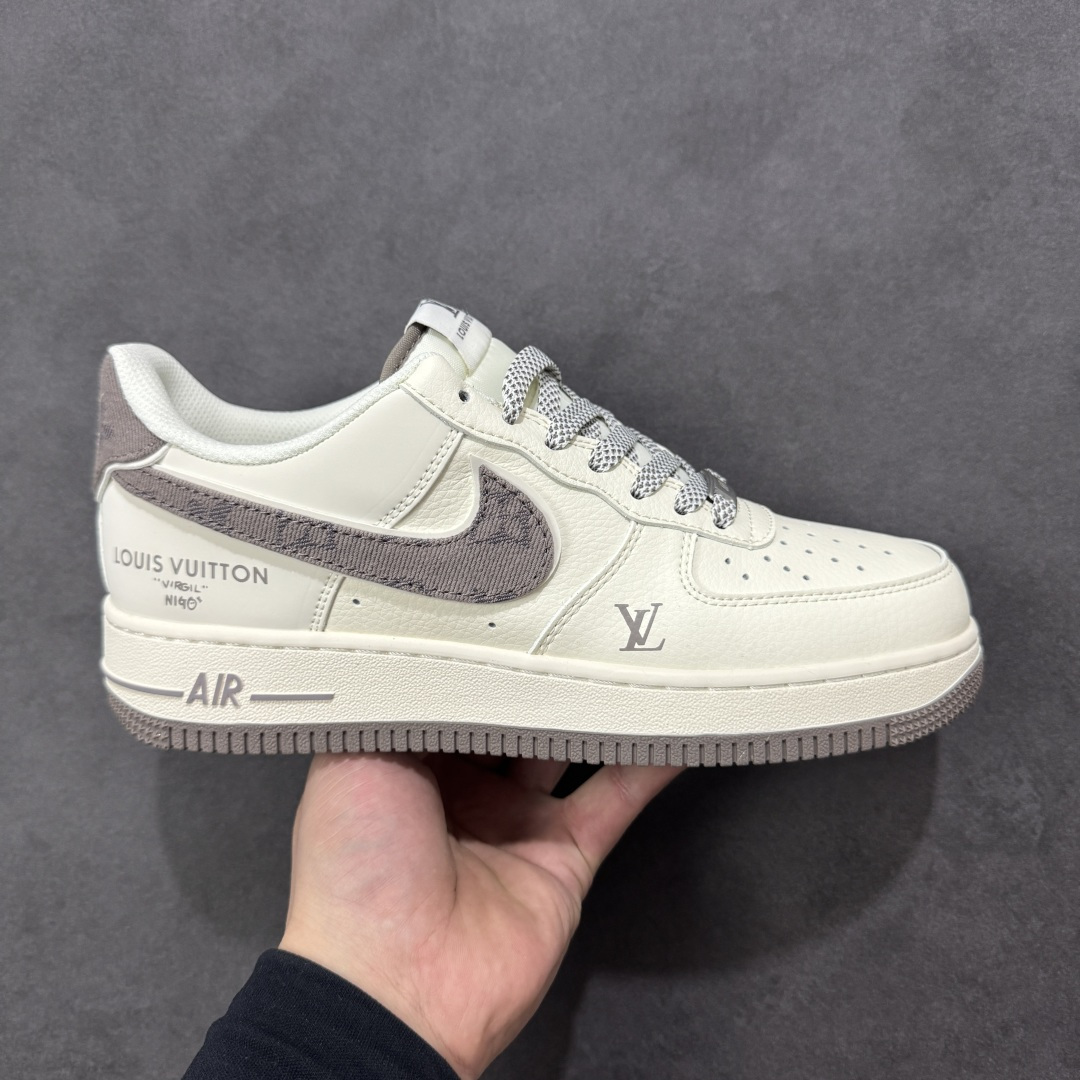 【定制版】NIke Air Force 1 \'07 Low “LV联名-米灰牛仔勾”空军一号 低帮 运动鞋 休闲鞋 折边针车 工艺难度大 原楦头原纸板 原装鞋盒 定制五金配件 内置全掌气垫 原厂鞋底 货号：SM6668-128 尺码：36 36.5 37.5 38 38.5 39 40 40.5 41 42 42.5 43 44 44.5 45 编码：HXSA310320-选品中心