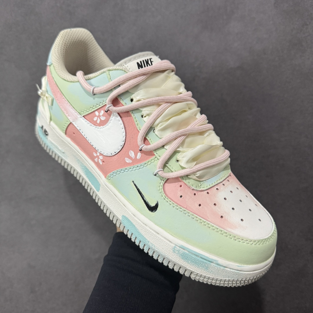 图片[3]-【定制版】手绘涂鸦“粉樱薄荷”Nike Air Force 1 “Pink Cherry & Mint”空军一号定制板鞋 把春日的 “粉樱 + 薄荷” 揉进了鞋里：淡粉与薄荷绿的撞色清透又软甜，鞋身的小碎花与缎带蝴蝶结戳中少女心，鞋边的水彩晕染自带松弛的手绘质感，连双勾设计都藏着细腻巧思。像咬开一颗裹着樱花香的薄荷糖，甜而不腻，是把 “春日软萌” 穿在脚上的氛围感单品 货号：FB1839-818 尺码： 36-45 编码：HXSA310320-选品中心