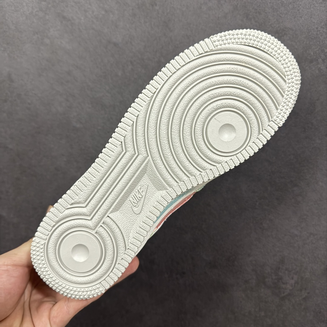 图片[9]-【定制版】手绘涂鸦“粉樱薄荷”Nike Air Force 1 “Pink Cherry & Mint”空军一号定制板鞋 把春日的 “粉樱 + 薄荷” 揉进了鞋里：淡粉与薄荷绿的撞色清透又软甜，鞋身的小碎花与缎带蝴蝶结戳中少女心，鞋边的水彩晕染自带松弛的手绘质感，连双勾设计都藏着细腻巧思。像咬开一颗裹着樱花香的薄荷糖，甜而不腻，是把 “春日软萌” 穿在脚上的氛围感单品 货号：FB1839-818 尺码： 36-45 编码：HXSA310320-选品中心