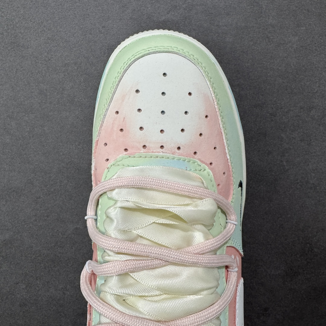 图片[8]-【定制版】手绘涂鸦“粉樱薄荷”Nike Air Force 1 “Pink Cherry & Mint”空军一号定制板鞋 把春日的 “粉樱 + 薄荷” 揉进了鞋里：淡粉与薄荷绿的撞色清透又软甜，鞋身的小碎花与缎带蝴蝶结戳中少女心，鞋边的水彩晕染自带松弛的手绘质感，连双勾设计都藏着细腻巧思。像咬开一颗裹着樱花香的薄荷糖，甜而不腻，是把 “春日软萌” 穿在脚上的氛围感单品 货号：FB1839-818 尺码： 36-45 编码：HXSA310320-选品中心