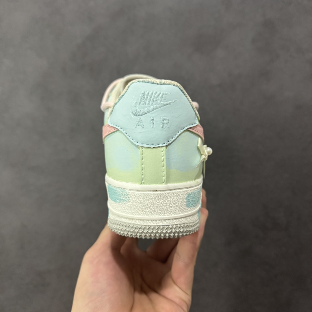 图片[4]-【定制版】手绘涂鸦“粉樱薄荷”Nike Air Force 1 “Pink Cherry & Mint”空军一号定制板鞋 把春日的 “粉樱 + 薄荷” 揉进了鞋里：淡粉与薄荷绿的撞色清透又软甜，鞋身的小碎花与缎带蝴蝶结戳中少女心，鞋边的水彩晕染自带松弛的手绘质感，连双勾设计都藏着细腻巧思。像咬开一颗裹着樱花香的薄荷糖，甜而不腻，是把 “春日软萌” 穿在脚上的氛围感单品 货号：FB1839-818 尺码： 36-45 编码：HXSA310320-选品中心