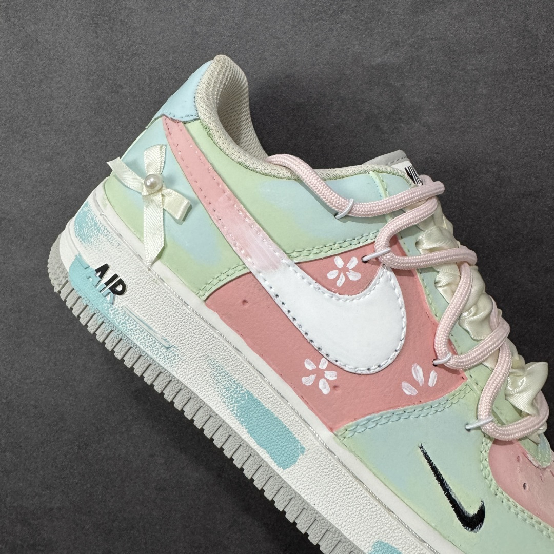 图片[6]-【定制版】手绘涂鸦“粉樱薄荷”Nike Air Force 1 “Pink Cherry & Mint”空军一号定制板鞋 把春日的 “粉樱 + 薄荷” 揉进了鞋里：淡粉与薄荷绿的撞色清透又软甜，鞋身的小碎花与缎带蝴蝶结戳中少女心，鞋边的水彩晕染自带松弛的手绘质感，连双勾设计都藏着细腻巧思。像咬开一颗裹着樱花香的薄荷糖，甜而不腻，是把 “春日软萌” 穿在脚上的氛围感单品 货号：FB1839-818 尺码： 36-45 编码：HXSA310320-选品中心