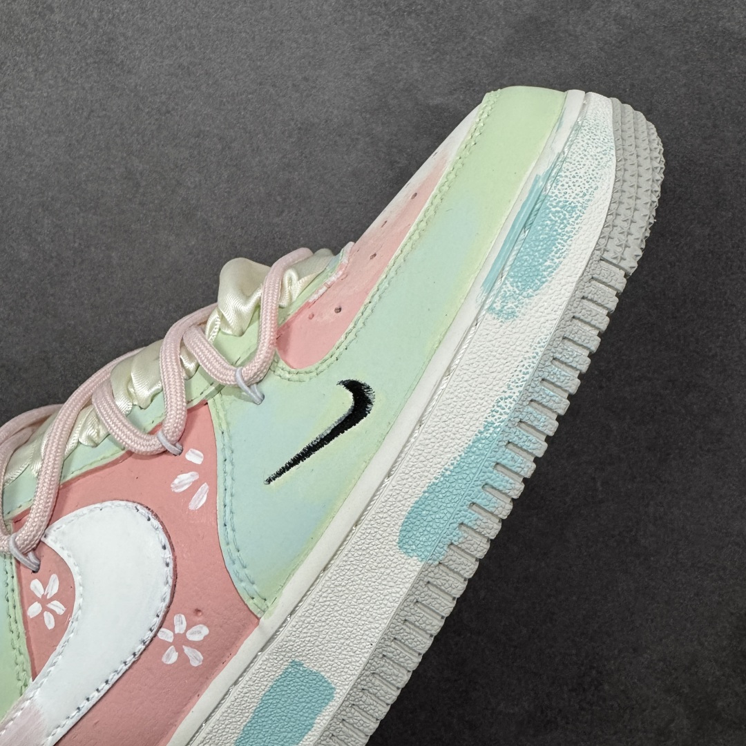图片[5]-【定制版】手绘涂鸦“粉樱薄荷”Nike Air Force 1 “Pink Cherry & Mint”空军一号定制板鞋 把春日的 “粉樱 + 薄荷” 揉进了鞋里：淡粉与薄荷绿的撞色清透又软甜，鞋身的小碎花与缎带蝴蝶结戳中少女心，鞋边的水彩晕染自带松弛的手绘质感，连双勾设计都藏着细腻巧思。像咬开一颗裹着樱花香的薄荷糖，甜而不腻，是把 “春日软萌” 穿在脚上的氛围感单品 货号：FB1839-818 尺码： 36-45 编码：HXSA310320-选品中心