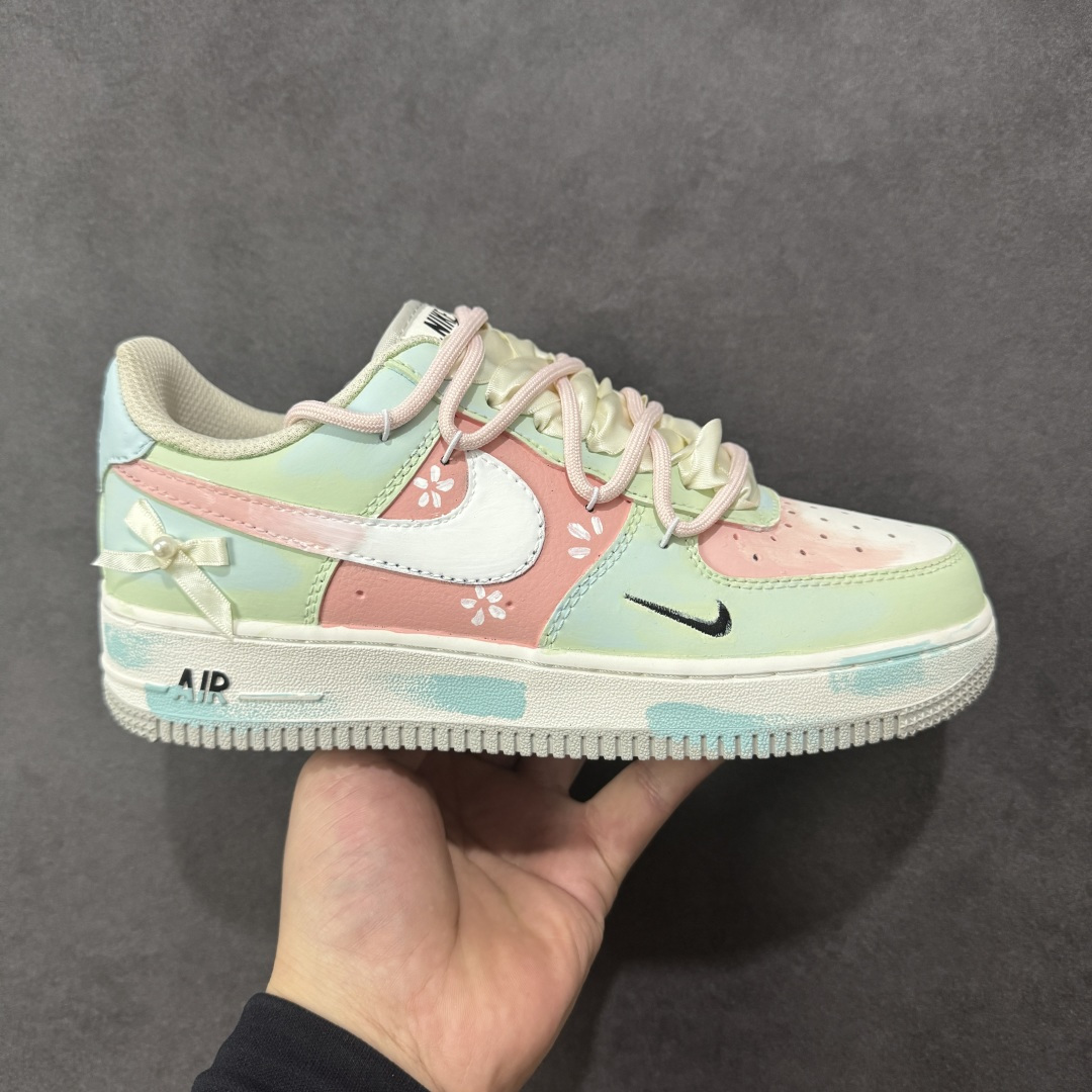 【定制版】手绘涂鸦“粉樱薄荷”Nike Air Force 1 “Pink Cherry & Mint”空军一号定制板鞋 把春日的 “粉樱 + 薄荷” 揉进了鞋里：淡粉与薄荷绿的撞色清透又软甜，鞋身的小碎花与缎带蝴蝶结戳中少女心，鞋边的水彩晕染自带松弛的手绘质感，连双勾设计都藏着细腻巧思。像咬开一颗裹着樱花香的薄荷糖，甜而不腻，是把 “春日软萌” 穿在脚上的氛围感单品 货号：FB1839-818 尺码： 36-45 编码：HXSA310320-选品中心