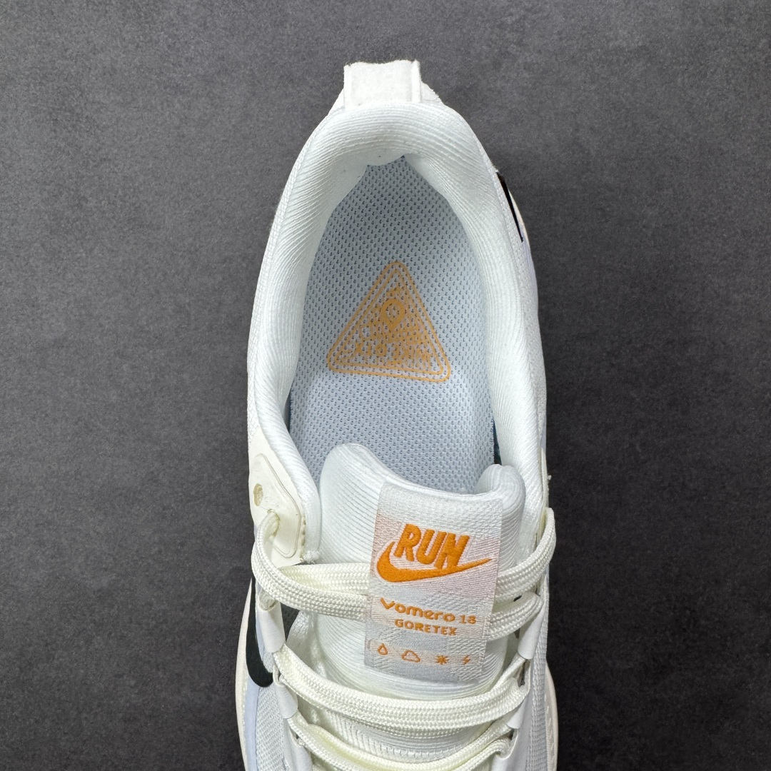 图片[7]-【公司级】Nike Vomero 18 Gore-Tex 经典舒适 休闲跑步鞋 男女款 V18 Nike Vomero 18 GTX是一款专为应对恶劣天气设计的高性能跑步鞋。鞋面采用Gore-Tex防水科技，结合网眼布材质，有效阻挡雨水渗透，同时保持良好的透气性，确保双脚在潮湿环境中保持干爽舒适。中底搭载React X泡棉，提供出色的缓震效果，其上叠加轻盈的Zoom X泡棉，进一步增强回弹性能，为跑步者提供柔软、舒适的脚感，减少冲击力对关节的伤害。Storm-Tread外底采用特殊橡胶复合材料，底纹精心排布，专为湿滑路面设计，能有效提升抓地力，确保在雨天或潮湿路面上的稳定性和安全性。鞋面及后跟融入反光元素，在低光环境下提高可见性，增强跑步时的安全性。精简的鞋面设计和轻量化材质，使鞋子整体重量较轻，穿着时感觉轻盈灵活，便于快速移动。适合公路跑步、日常训练及恶劣天气下的户外活动，尤其适合在雨天或潮湿环境中保持良好的跑步体验。 尺码：36 36.5 37.5 38 38.5 39 40 40.5 41 42 42.5 43 44 44.5 45 46 货号：HQ7002-100 编码：XSB230240-选品中心