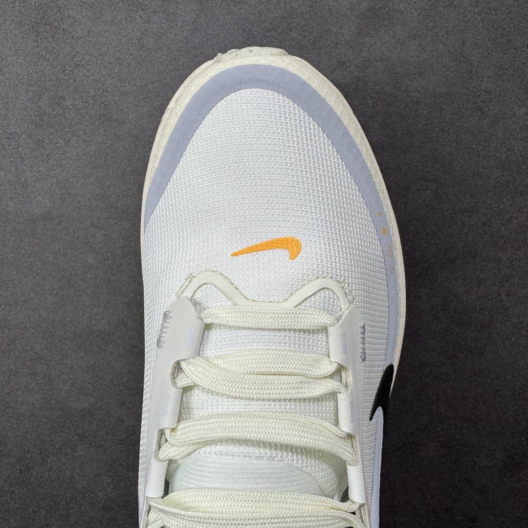 图片[8]-【公司级】Nike Vomero 18 Gore-Tex 经典舒适 休闲跑步鞋 男女款 V18 Nike Vomero 18 GTX是一款专为应对恶劣天气设计的高性能跑步鞋。鞋面采用Gore-Tex防水科技，结合网眼布材质，有效阻挡雨水渗透，同时保持良好的透气性，确保双脚在潮湿环境中保持干爽舒适。中底搭载React X泡棉，提供出色的缓震效果，其上叠加轻盈的Zoom X泡棉，进一步增强回弹性能，为跑步者提供柔软、舒适的脚感，减少冲击力对关节的伤害。Storm-Tread外底采用特殊橡胶复合材料，底纹精心排布，专为湿滑路面设计，能有效提升抓地力，确保在雨天或潮湿路面上的稳定性和安全性。鞋面及后跟融入反光元素，在低光环境下提高可见性，增强跑步时的安全性。精简的鞋面设计和轻量化材质，使鞋子整体重量较轻，穿着时感觉轻盈灵活，便于快速移动。适合公路跑步、日常训练及恶劣天气下的户外活动，尤其适合在雨天或潮湿环境中保持良好的跑步体验。 尺码：36 36.5 37.5 38 38.5 39 40 40.5 41 42 42.5 43 44 44.5 45 46 货号：HQ7002-100 编码：XSB230240-选品中心