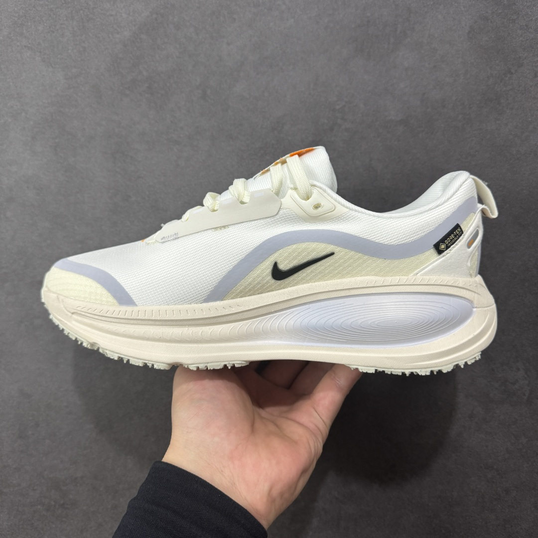 图片[2]-【公司级】Nike Vomero 18 Gore-Tex 经典舒适 休闲跑步鞋 男女款 V18 Nike Vomero 18 GTX是一款专为应对恶劣天气设计的高性能跑步鞋。鞋面采用Gore-Tex防水科技，结合网眼布材质，有效阻挡雨水渗透，同时保持良好的透气性，确保双脚在潮湿环境中保持干爽舒适。中底搭载React X泡棉，提供出色的缓震效果，其上叠加轻盈的Zoom X泡棉，进一步增强回弹性能，为跑步者提供柔软、舒适的脚感，减少冲击力对关节的伤害。Storm-Tread外底采用特殊橡胶复合材料，底纹精心排布，专为湿滑路面设计，能有效提升抓地力，确保在雨天或潮湿路面上的稳定性和安全性。鞋面及后跟融入反光元素，在低光环境下提高可见性，增强跑步时的安全性。精简的鞋面设计和轻量化材质，使鞋子整体重量较轻，穿着时感觉轻盈灵活，便于快速移动。适合公路跑步、日常训练及恶劣天气下的户外活动，尤其适合在雨天或潮湿环境中保持良好的跑步体验。 尺码：36 36.5 37.5 38 38.5 39 40 40.5 41 42 42.5 43 44 44.5 45 46 货号：HQ7002-100 编码：XSB230240-选品中心