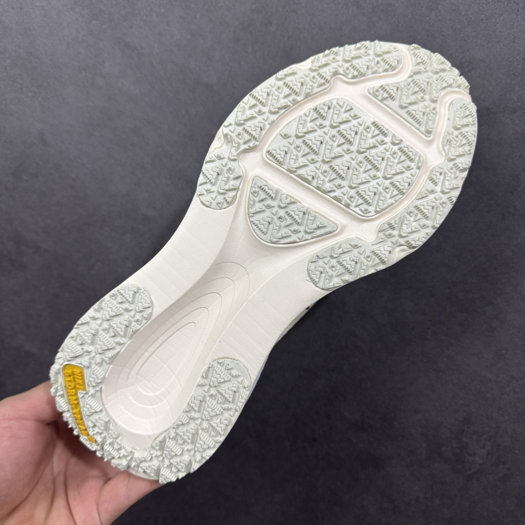 图片[9]-【公司级】Nike Vomero 18 Gore-Tex 经典舒适 休闲跑步鞋 男女款 V18 Nike Vomero 18 GTX是一款专为应对恶劣天气设计的高性能跑步鞋。鞋面采用Gore-Tex防水科技，结合网眼布材质，有效阻挡雨水渗透，同时保持良好的透气性，确保双脚在潮湿环境中保持干爽舒适。中底搭载React X泡棉，提供出色的缓震效果，其上叠加轻盈的Zoom X泡棉，进一步增强回弹性能，为跑步者提供柔软、舒适的脚感，减少冲击力对关节的伤害。Storm-Tread外底采用特殊橡胶复合材料，底纹精心排布，专为湿滑路面设计，能有效提升抓地力，确保在雨天或潮湿路面上的稳定性和安全性。鞋面及后跟融入反光元素，在低光环境下提高可见性，增强跑步时的安全性。精简的鞋面设计和轻量化材质，使鞋子整体重量较轻，穿着时感觉轻盈灵活，便于快速移动。适合公路跑步、日常训练及恶劣天气下的户外活动，尤其适合在雨天或潮湿环境中保持良好的跑步体验。 尺码：36 36.5 37.5 38 38.5 39 40 40.5 41 42 42.5 43 44 44.5 45 46 货号：HQ7002-100 编码：XSB230240-选品中心