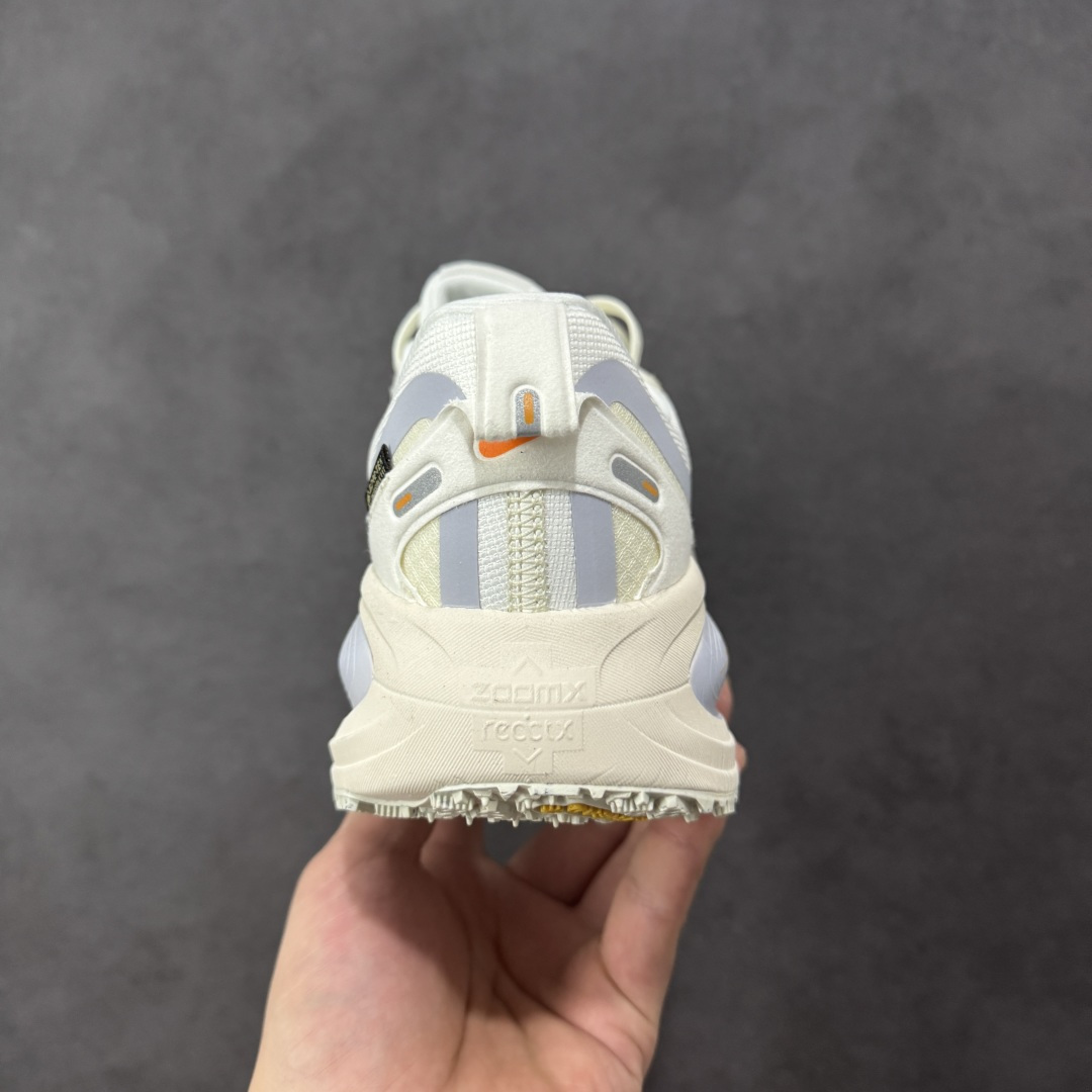 图片[4]-【公司级】Nike Vomero 18 Gore-Tex 经典舒适 休闲跑步鞋 男女款 V18 Nike Vomero 18 GTX是一款专为应对恶劣天气设计的高性能跑步鞋。鞋面采用Gore-Tex防水科技，结合网眼布材质，有效阻挡雨水渗透，同时保持良好的透气性，确保双脚在潮湿环境中保持干爽舒适。中底搭载React X泡棉，提供出色的缓震效果，其上叠加轻盈的Zoom X泡棉，进一步增强回弹性能，为跑步者提供柔软、舒适的脚感，减少冲击力对关节的伤害。Storm-Tread外底采用特殊橡胶复合材料，底纹精心排布，专为湿滑路面设计，能有效提升抓地力，确保在雨天或潮湿路面上的稳定性和安全性。鞋面及后跟融入反光元素，在低光环境下提高可见性，增强跑步时的安全性。精简的鞋面设计和轻量化材质，使鞋子整体重量较轻，穿着时感觉轻盈灵活，便于快速移动。适合公路跑步、日常训练及恶劣天气下的户外活动，尤其适合在雨天或潮湿环境中保持良好的跑步体验。 尺码：36 36.5 37.5 38 38.5 39 40 40.5 41 42 42.5 43 44 44.5 45 46 货号：HQ7002-100 编码：XSB230240-选品中心