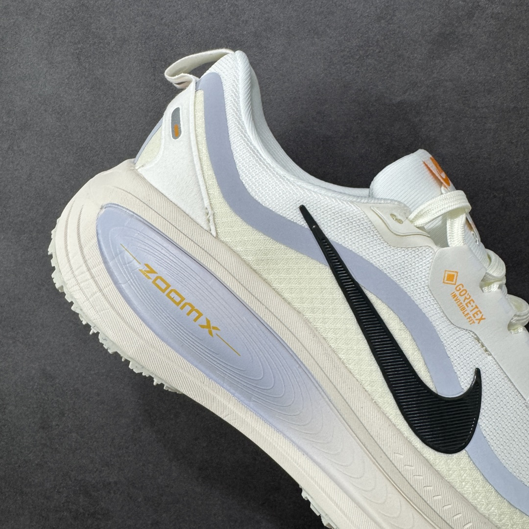 图片[6]-【公司级】Nike Vomero 18 Gore-Tex 经典舒适 休闲跑步鞋 男女款 V18 Nike Vomero 18 GTX是一款专为应对恶劣天气设计的高性能跑步鞋。鞋面采用Gore-Tex防水科技，结合网眼布材质，有效阻挡雨水渗透，同时保持良好的透气性，确保双脚在潮湿环境中保持干爽舒适。中底搭载React X泡棉，提供出色的缓震效果，其上叠加轻盈的Zoom X泡棉，进一步增强回弹性能，为跑步者提供柔软、舒适的脚感，减少冲击力对关节的伤害。Storm-Tread外底采用特殊橡胶复合材料，底纹精心排布，专为湿滑路面设计，能有效提升抓地力，确保在雨天或潮湿路面上的稳定性和安全性。鞋面及后跟融入反光元素，在低光环境下提高可见性，增强跑步时的安全性。精简的鞋面设计和轻量化材质，使鞋子整体重量较轻，穿着时感觉轻盈灵活，便于快速移动。适合公路跑步、日常训练及恶劣天气下的户外活动，尤其适合在雨天或潮湿环境中保持良好的跑步体验。 尺码：36 36.5 37.5 38 38.5 39 40 40.5 41 42 42.5 43 44 44.5 45 46 货号：HQ7002-100 编码：XSB230240-选品中心