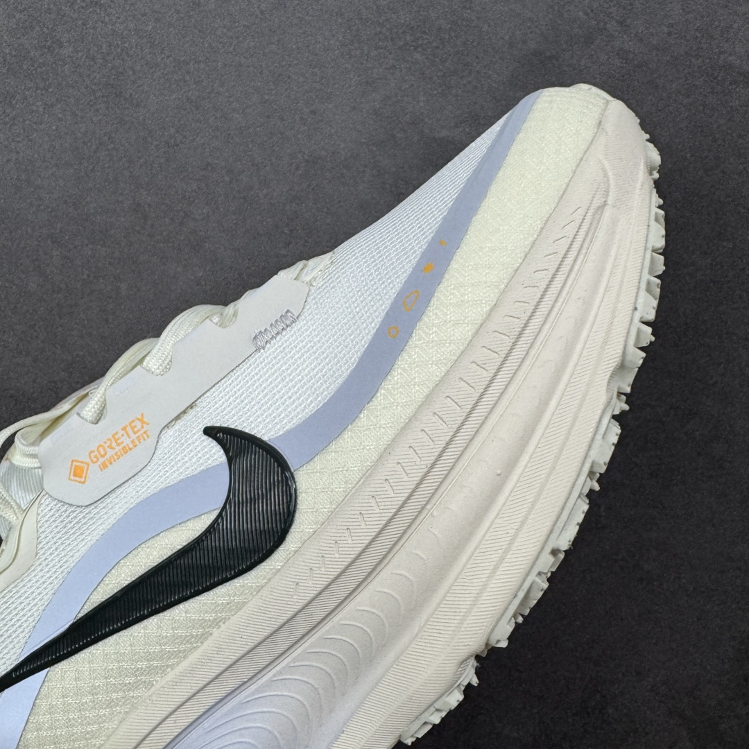 图片[5]-【公司级】Nike Vomero 18 Gore-Tex 经典舒适 休闲跑步鞋 男女款 V18 Nike Vomero 18 GTX是一款专为应对恶劣天气设计的高性能跑步鞋。鞋面采用Gore-Tex防水科技，结合网眼布材质，有效阻挡雨水渗透，同时保持良好的透气性，确保双脚在潮湿环境中保持干爽舒适。中底搭载React X泡棉，提供出色的缓震效果，其上叠加轻盈的Zoom X泡棉，进一步增强回弹性能，为跑步者提供柔软、舒适的脚感，减少冲击力对关节的伤害。Storm-Tread外底采用特殊橡胶复合材料，底纹精心排布，专为湿滑路面设计，能有效提升抓地力，确保在雨天或潮湿路面上的稳定性和安全性。鞋面及后跟融入反光元素，在低光环境下提高可见性，增强跑步时的安全性。精简的鞋面设计和轻量化材质，使鞋子整体重量较轻，穿着时感觉轻盈灵活，便于快速移动。适合公路跑步、日常训练及恶劣天气下的户外活动，尤其适合在雨天或潮湿环境中保持良好的跑步体验。 尺码：36 36.5 37.5 38 38.5 39 40 40.5 41 42 42.5 43 44 44.5 45 46 货号：HQ7002-100 编码：XSB230240-选品中心