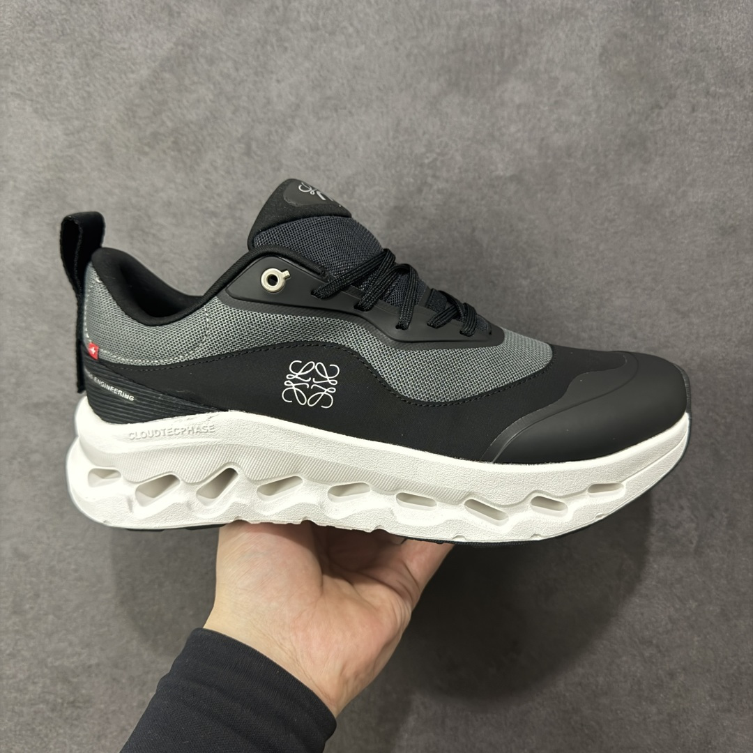 【公司级】On昂跑 LOEWE 系列低帮轻量舒适多功能休闲运动鞋 采用工程飞织网布组合再生聚酯纤维鞋面材质搭载独家隐藏速度中板 镂空CloudTec科技 泡棉缓震中底 黑科技跑出圈的时尚运动新宠 货号：3ME10690553 尺码：36-47 编码：XSB220230-选品中心