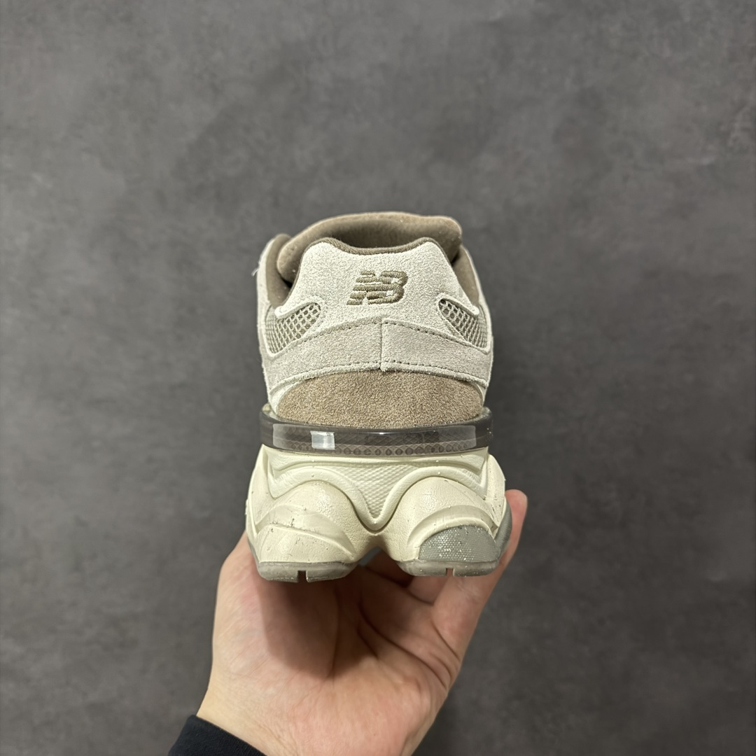 图片[4]-【公司级】全新NB新百伦New Balance 9060系列复古百搭老爹风小象蹄休闲运动跑步鞋 鞋面使用了米色网格做为主要材料，同时在开有多个大面积的孔洞设计，并且使用透气性十分不错的网眼布填充，使鞋面整体强度及透气性能提升，两侧的\”N\”字Logo略有不同，外侧选用了选用了棕色3M反光皮革打造，内侧则是翻毛皮与麂皮拼接组合而成，鞋舌同样选用了网眼布与麂皮的组合，后跟上加入了TPUx稳定模块装饰，提升稳定性，中底为加厚加宽设计，并且又是前后掌分离式设计，对脚部起到了一定支撑性，，增加了鞋款的s复古感，橡胶大底以灰色来呈现。 货号：U9060ERC 尺码：36 37 37.5 38 38.5 39.5 40 40.5 41.5 42 42.5 43 44 44.5 45 编码：XSB260270-选品中心