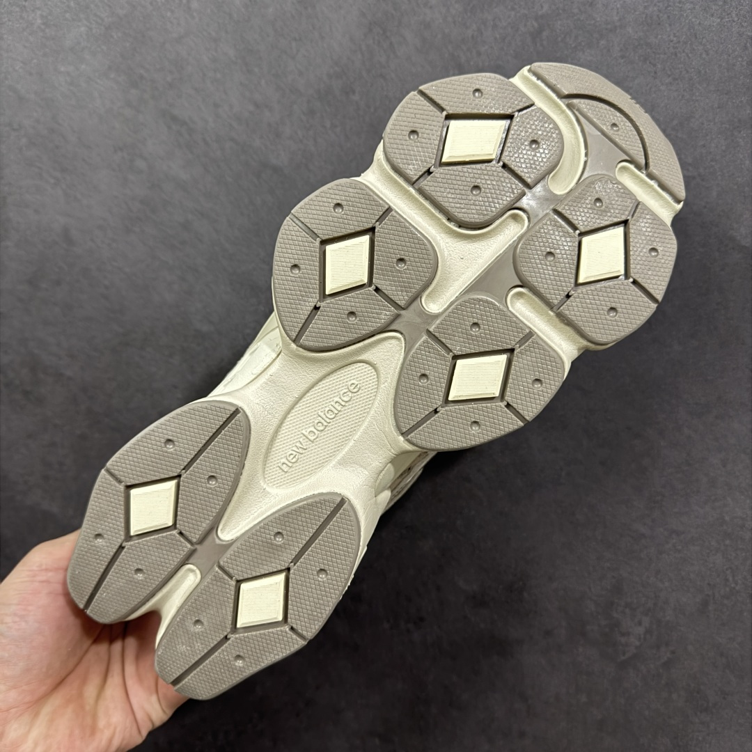 图片[9]-【公司级】全新NB新百伦New Balance 9060系列复古百搭老爹风小象蹄休闲运动跑步鞋 鞋面使用了米色网格做为主要材料，同时在开有多个大面积的孔洞设计，并且使用透气性十分不错的网眼布填充，使鞋面整体强度及透气性能提升，两侧的\”N\”字Logo略有不同，外侧选用了选用了棕色3M反光皮革打造，内侧则是翻毛皮与麂皮拼接组合而成，鞋舌同样选用了网眼布与麂皮的组合，后跟上加入了TPUx稳定模块装饰，提升稳定性，中底为加厚加宽设计，并且又是前后掌分离式设计，对脚部起到了一定支撑性，，增加了鞋款的s复古感，橡胶大底以灰色来呈现。 货号：U9060ERC 尺码：36 37 37.5 38 38.5 39.5 40 40.5 41.5 42 42.5 43 44 44.5 45 编码：XSB260270-选品中心