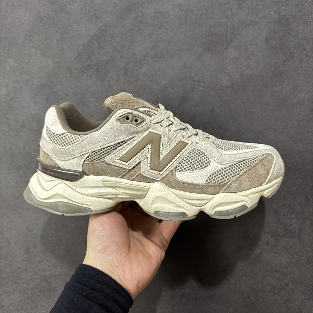【公司级】全新NB新百伦New Balance 9060系列复古百搭老爹风小象蹄休闲运动跑步鞋 鞋面使用了米色网格做为主要材料，同时在开有多个大面积的孔洞设计，并且使用透气性十分不错的网眼布填充，使鞋面整体强度及透气性能提升，两侧的\