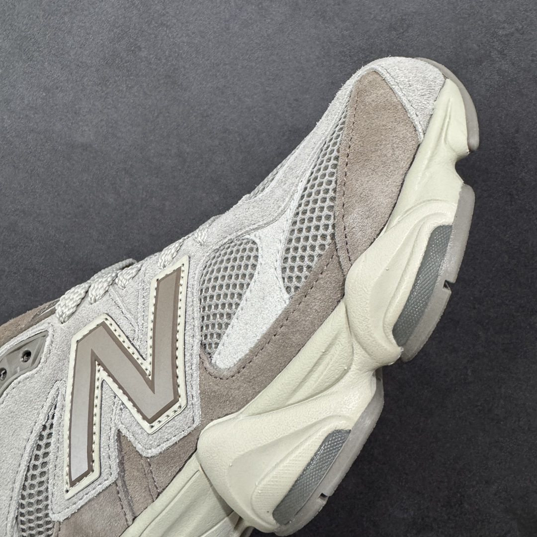 图片[5]-【公司级】全新NB新百伦New Balance 9060系列复古百搭老爹风小象蹄休闲运动跑步鞋 鞋面使用了米色网格做为主要材料，同时在开有多个大面积的孔洞设计，并且使用透气性十分不错的网眼布填充，使鞋面整体强度及透气性能提升，两侧的\”N\”字Logo略有不同，外侧选用了选用了棕色3M反光皮革打造，内侧则是翻毛皮与麂皮拼接组合而成，鞋舌同样选用了网眼布与麂皮的组合，后跟上加入了TPUx稳定模块装饰，提升稳定性，中底为加厚加宽设计，并且又是前后掌分离式设计，对脚部起到了一定支撑性，，增加了鞋款的s复古感，橡胶大底以灰色来呈现。 货号：U9060ERC 尺码：36 37 37.5 38 38.5 39.5 40 40.5 41.5 42 42.5 43 44 44.5 45 编码：XSB260270-选品中心