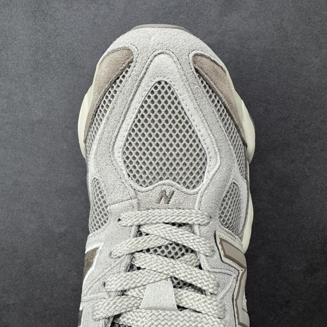 图片[8]-【公司级】全新NB新百伦New Balance 9060系列复古百搭老爹风小象蹄休闲运动跑步鞋 鞋面使用了米色网格做为主要材料，同时在开有多个大面积的孔洞设计，并且使用透气性十分不错的网眼布填充，使鞋面整体强度及透气性能提升，两侧的\”N\”字Logo略有不同，外侧选用了选用了棕色3M反光皮革打造，内侧则是翻毛皮与麂皮拼接组合而成，鞋舌同样选用了网眼布与麂皮的组合，后跟上加入了TPUx稳定模块装饰，提升稳定性，中底为加厚加宽设计，并且又是前后掌分离式设计，对脚部起到了一定支撑性，，增加了鞋款的s复古感，橡胶大底以灰色来呈现。 货号：U9060ERC 尺码：36 37 37.5 38 38.5 39.5 40 40.5 41.5 42 42.5 43 44 44.5 45 编码：XSB260270-选品中心