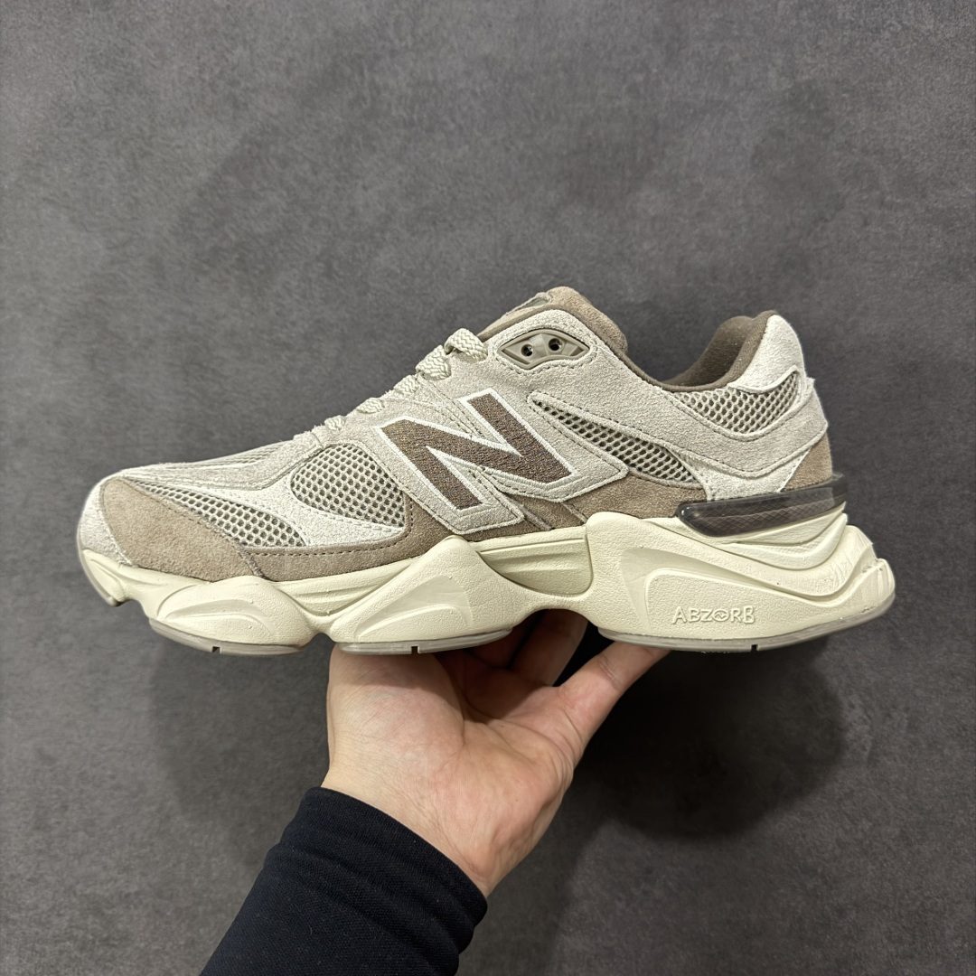 图片[2]-【公司级】全新NB新百伦New Balance 9060系列复古百搭老爹风小象蹄休闲运动跑步鞋 鞋面使用了米色网格做为主要材料，同时在开有多个大面积的孔洞设计，并且使用透气性十分不错的网眼布填充，使鞋面整体强度及透气性能提升，两侧的\”N\”字Logo略有不同，外侧选用了选用了棕色3M反光皮革打造，内侧则是翻毛皮与麂皮拼接组合而成，鞋舌同样选用了网眼布与麂皮的组合，后跟上加入了TPUx稳定模块装饰，提升稳定性，中底为加厚加宽设计，并且又是前后掌分离式设计，对脚部起到了一定支撑性，，增加了鞋款的s复古感，橡胶大底以灰色来呈现。 货号：U9060ERC 尺码：36 37 37.5 38 38.5 39.5 40 40.5 41.5 42 42.5 43 44 44.5 45 编码：XSB260270-选品中心
