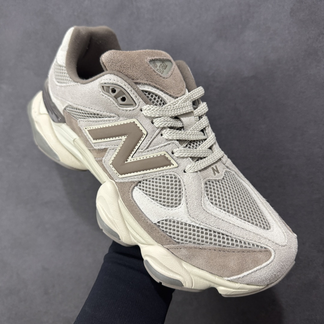 图片[3]-【公司级】全新NB新百伦New Balance 9060系列复古百搭老爹风小象蹄休闲运动跑步鞋 鞋面使用了米色网格做为主要材料，同时在开有多个大面积的孔洞设计，并且使用透气性十分不错的网眼布填充，使鞋面整体强度及透气性能提升，两侧的\”N\”字Logo略有不同，外侧选用了选用了棕色3M反光皮革打造，内侧则是翻毛皮与麂皮拼接组合而成，鞋舌同样选用了网眼布与麂皮的组合，后跟上加入了TPUx稳定模块装饰，提升稳定性，中底为加厚加宽设计，并且又是前后掌分离式设计，对脚部起到了一定支撑性，，增加了鞋款的s复古感，橡胶大底以灰色来呈现。 货号：U9060ERC 尺码：36 37 37.5 38 38.5 39.5 40 40.5 41.5 42 42.5 43 44 44.5 45 编码：XSB260270-选品中心