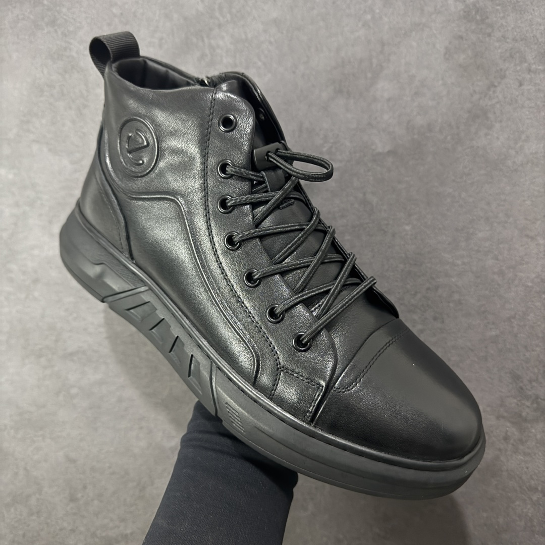 图片[3]-【广东纯原版本】Ecco/爱步 休闲系列百搭潮酷中高帮休闲舒适板鞋 热门销售款式 精选牛皮面料 现代品质鞋面设计 纹理自然，细腻柔软 具有良好透气性 舒适保暖 侧前独有LOGO设计 双层牛皮鞋边 坚韧鞋线车边 经典潮流 全新轻量发泡底材与橡胶大底结合 脚感轻盈柔韧 防滑耐磨 抓地力强 时尚潮流休闲 随想假日 货号：956375-01001 尺码：38 39 40 41 42 43 44（皮鞋码）-选品中心