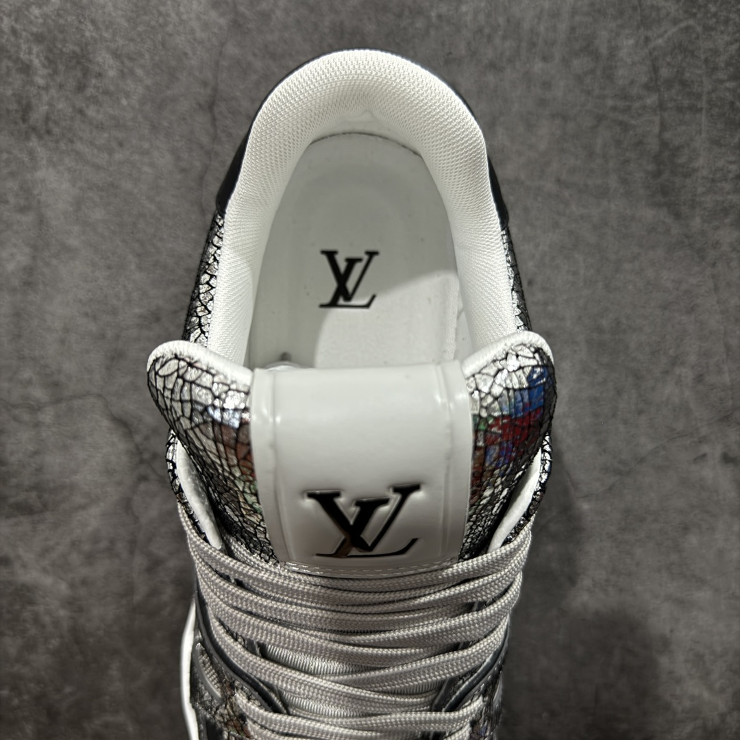 图片[8]-【YS纯原顶级版】顶级莞产 LOUIS VUITTON 路易威登 LV Trainer 牛皮革 ✦ 原楦原纸版开模，鞋型立体饱满 ✦ 零毛边、零溢胶、零线头瑕疵 ✦ 细节与原版一致 区分市面通货 ✦ 多层叠片＋电脑针车，针距密度一致 ✦ Monogram浮雕＋3D高频压纹 ✦ 多密度发泡中底：支撑回弹媲美专柜 ✦ 原装橡胶大底：含胶量高、纹路深、双拼接零偏差 ✦ ZP级原装包装：专柜款鞋盒＋防尘袋＋说明书 尺码：39-45-选品中心