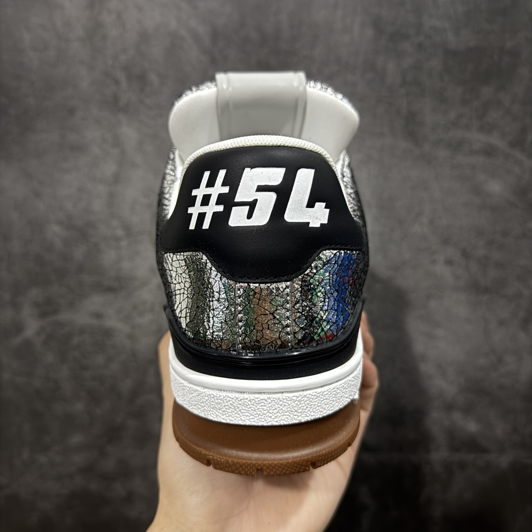 图片[4]-【YS纯原顶级版】顶级莞产 LOUIS VUITTON 路易威登 LV Trainer 牛皮革 ✦ 原楦原纸版开模，鞋型立体饱满 ✦ 零毛边、零溢胶、零线头瑕疵 ✦ 细节与原版一致 区分市面通货 ✦ 多层叠片＋电脑针车，针距密度一致 ✦ Monogram浮雕＋3D高频压纹 ✦ 多密度发泡中底：支撑回弹媲美专柜 ✦ 原装橡胶大底：含胶量高、纹路深、双拼接零偏差 ✦ ZP级原装包装：专柜款鞋盒＋防尘袋＋说明书 尺码：39-45-选品中心