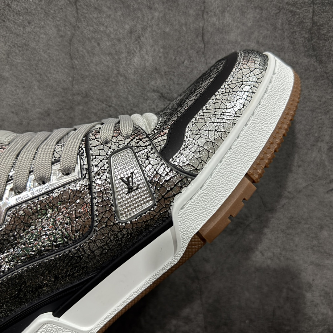 图片[6]-【YS纯原顶级版】顶级莞产 LOUIS VUITTON 路易威登 LV Trainer 牛皮革 ✦ 原楦原纸版开模，鞋型立体饱满 ✦ 零毛边、零溢胶、零线头瑕疵 ✦ 细节与原版一致 区分市面通货 ✦ 多层叠片＋电脑针车，针距密度一致 ✦ Monogram浮雕＋3D高频压纹 ✦ 多密度发泡中底：支撑回弹媲美专柜 ✦ 原装橡胶大底：含胶量高、纹路深、双拼接零偏差 ✦ ZP级原装包装：专柜款鞋盒＋防尘袋＋说明书 尺码：39-45-选品中心