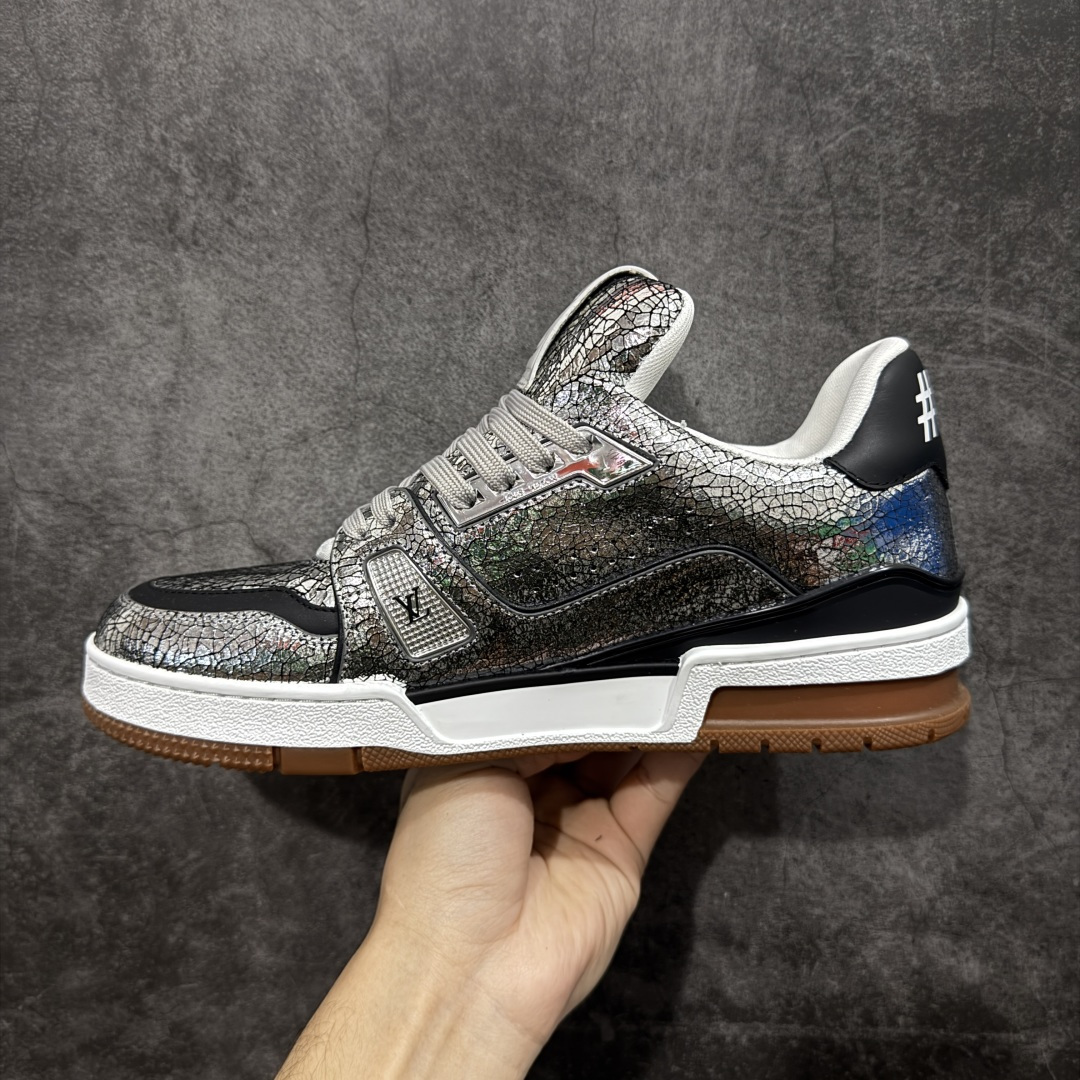 图片[2]-【YS纯原顶级版】顶级莞产 LOUIS VUITTON 路易威登 LV Trainer 牛皮革 ✦ 原楦原纸版开模，鞋型立体饱满 ✦ 零毛边、零溢胶、零线头瑕疵 ✦ 细节与原版一致 区分市面通货 ✦ 多层叠片＋电脑针车，针距密度一致 ✦ Monogram浮雕＋3D高频压纹 ✦ 多密度发泡中底：支撑回弹媲美专柜 ✦ 原装橡胶大底：含胶量高、纹路深、双拼接零偏差 ✦ ZP级原装包装：专柜款鞋盒＋防尘袋＋说明书 尺码：39-45-选品中心