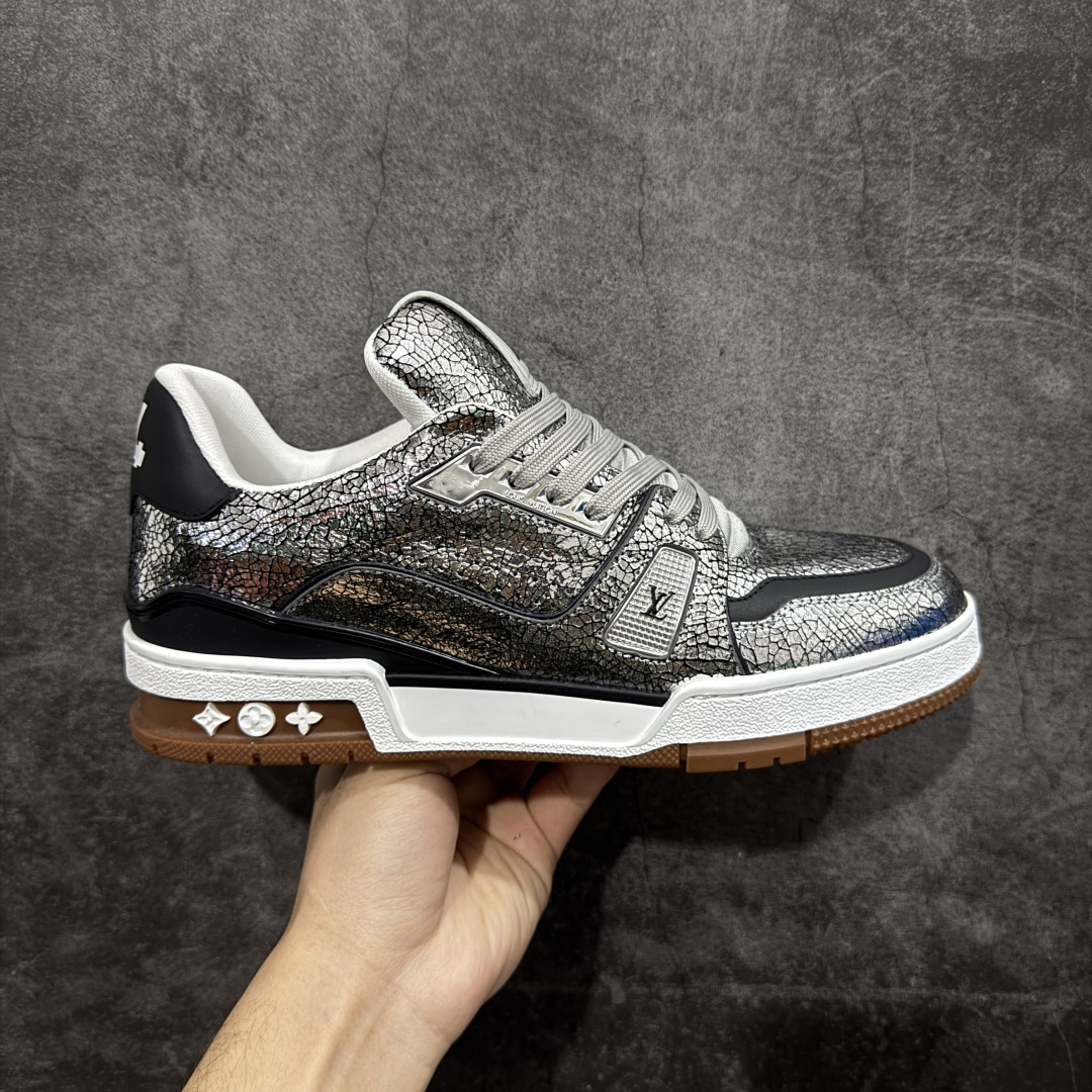 【YS纯原顶级版】顶级莞产 LOUIS VUITTON 路易威登 LV Trainer 牛皮革 ✦ 原楦原纸版开模，鞋型立体饱满 ✦ 零毛边、零溢胶、零线头瑕疵 ✦ 细节与原版一致 区分市面通货 ✦ 多层叠片＋电脑针车，针距密度一致 ✦ Monogram浮雕＋3D高频压纹 ✦ 多密度发泡中底：支撑回弹媲美专柜 ✦ 原装橡胶大底：含胶量高、纹路深、双拼接零偏差 ✦ ZP级原装包装：专柜款鞋盒＋防尘袋＋说明书 尺码：39-45-选品中心