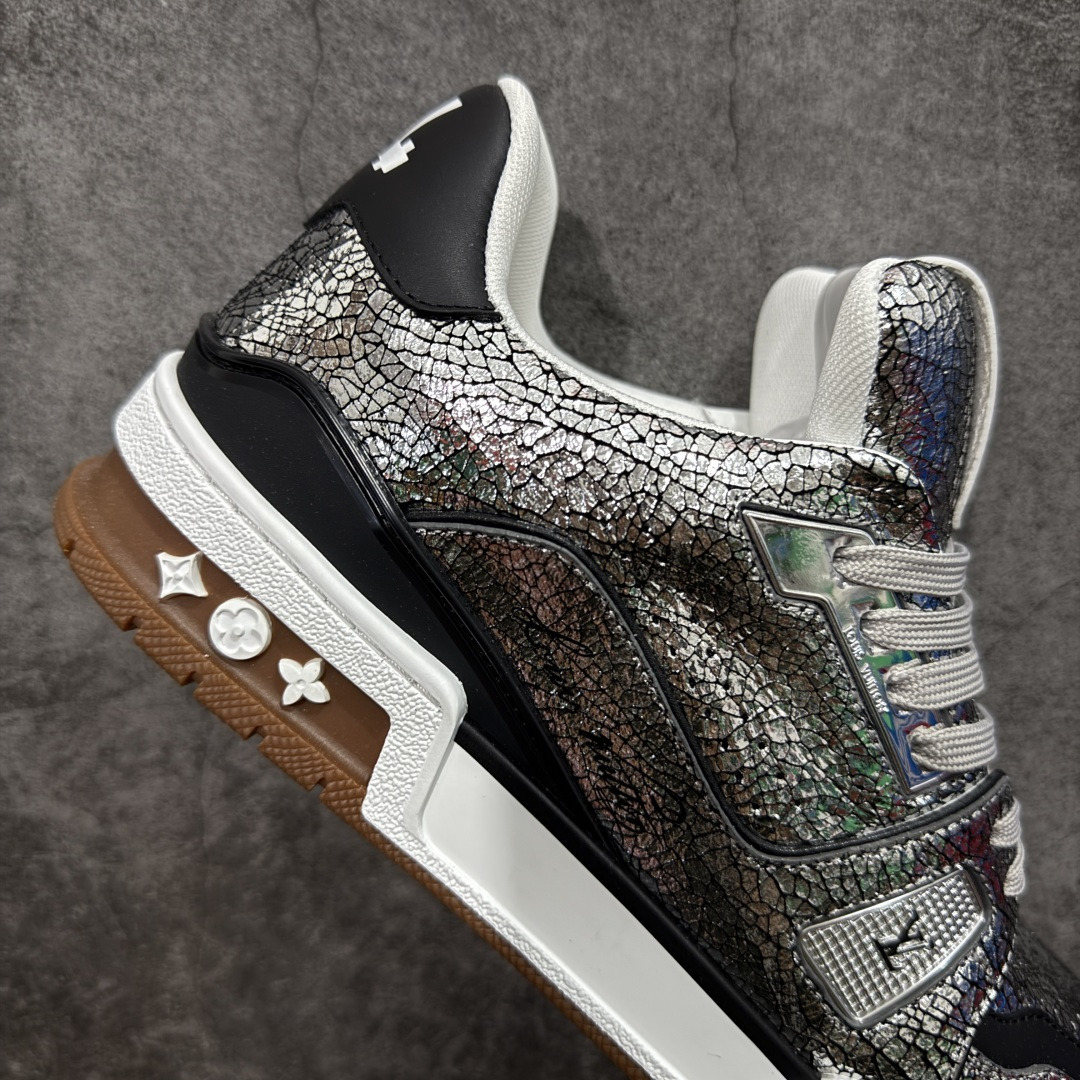 图片[7]-【YS纯原顶级版】顶级莞产 LOUIS VUITTON 路易威登 LV Trainer 牛皮革 ✦ 原楦原纸版开模，鞋型立体饱满 ✦ 零毛边、零溢胶、零线头瑕疵 ✦ 细节与原版一致 区分市面通货 ✦ 多层叠片＋电脑针车，针距密度一致 ✦ Monogram浮雕＋3D高频压纹 ✦ 多密度发泡中底：支撑回弹媲美专柜 ✦ 原装橡胶大底：含胶量高、纹路深、双拼接零偏差 ✦ ZP级原装包装：专柜款鞋盒＋防尘袋＋说明书 尺码：39-45-选品中心