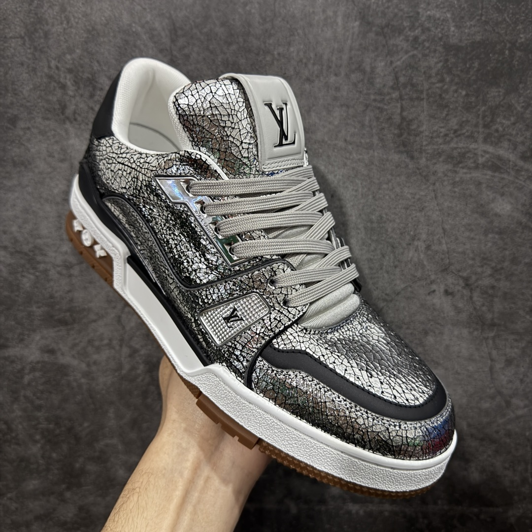 图片[3]-【YS纯原顶级版】顶级莞产 LOUIS VUITTON 路易威登 LV Trainer 牛皮革 ✦ 原楦原纸版开模，鞋型立体饱满 ✦ 零毛边、零溢胶、零线头瑕疵 ✦ 细节与原版一致 区分市面通货 ✦ 多层叠片＋电脑针车，针距密度一致 ✦ Monogram浮雕＋3D高频压纹 ✦ 多密度发泡中底：支撑回弹媲美专柜 ✦ 原装橡胶大底：含胶量高、纹路深、双拼接零偏差 ✦ ZP级原装包装：专柜款鞋盒＋防尘袋＋说明书 尺码：39-45-选品中心