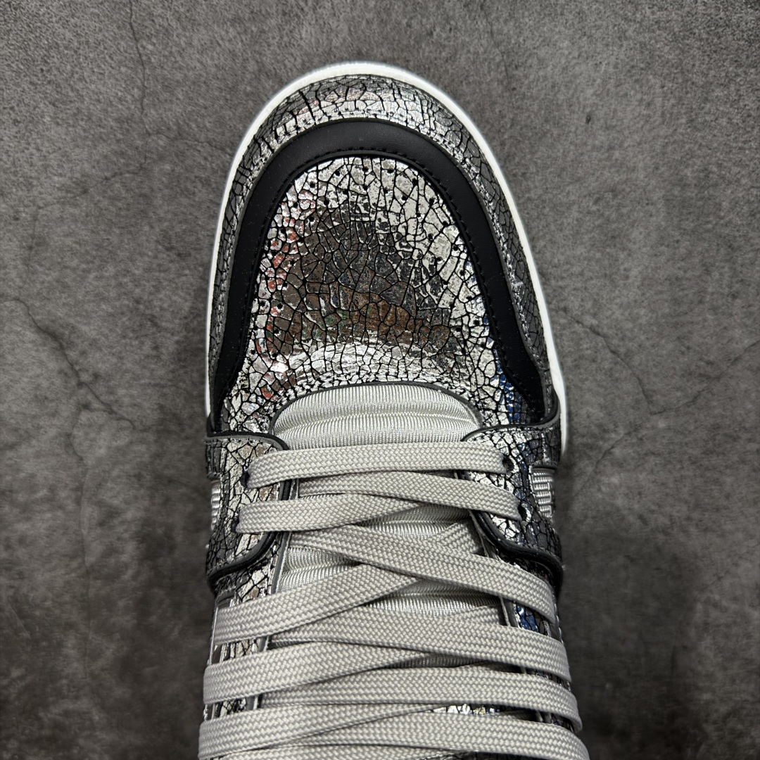 图片[5]-【YS纯原顶级版】顶级莞产 LOUIS VUITTON 路易威登 LV Trainer 牛皮革 ✦ 原楦原纸版开模，鞋型立体饱满 ✦ 零毛边、零溢胶、零线头瑕疵 ✦ 细节与原版一致 区分市面通货 ✦ 多层叠片＋电脑针车，针距密度一致 ✦ Monogram浮雕＋3D高频压纹 ✦ 多密度发泡中底：支撑回弹媲美专柜 ✦ 原装橡胶大底：含胶量高、纹路深、双拼接零偏差 ✦ ZP级原装包装：专柜款鞋盒＋防尘袋＋说明书 尺码：39-45-选品中心