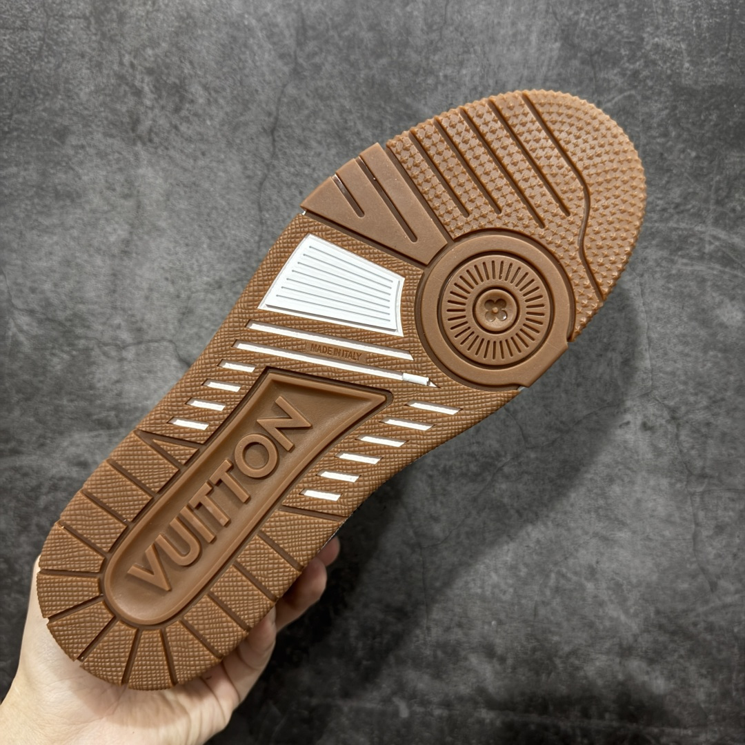 图片[9]-【YS纯原顶级版】顶级莞产 LOUIS VUITTON 路易威登 LV Trainer 牛皮革 ✦ 原楦原纸版开模，鞋型立体饱满 ✦ 零毛边、零溢胶、零线头瑕疵 ✦ 细节与原版一致 区分市面通货 ✦ 多层叠片＋电脑针车，针距密度一致 ✦ Monogram浮雕＋3D高频压纹 ✦ 多密度发泡中底：支撑回弹媲美专柜 ✦ 原装橡胶大底：含胶量高、纹路深、双拼接零偏差 ✦ ZP级原装包装：专柜款鞋盒＋防尘袋＋说明书 尺码：39-45-选品中心