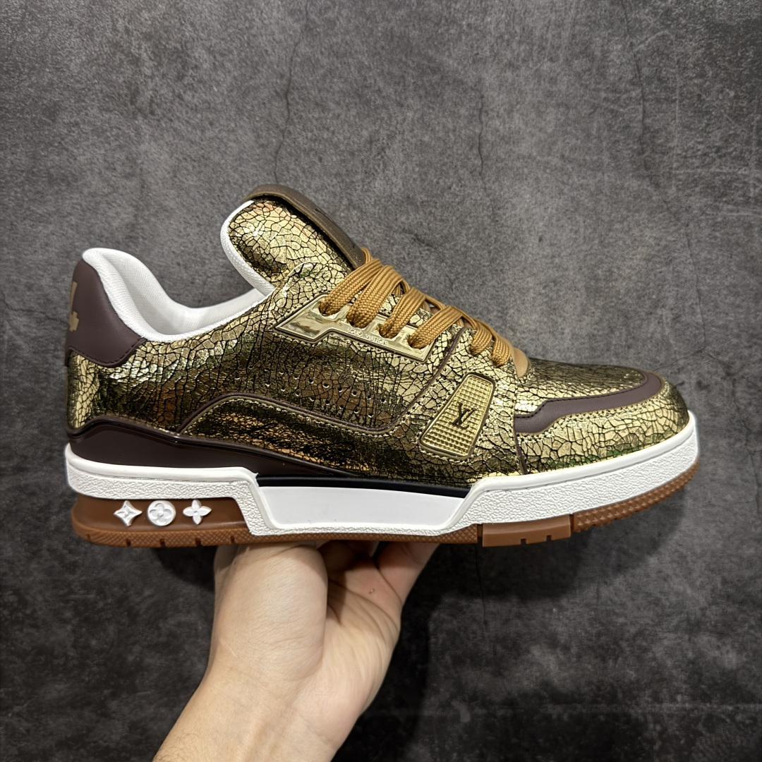 【YS纯原顶级版】顶级莞产 LOUIS VUITTON 路易威登 LV Trainer 牛皮革 ✦ 原楦原纸版开模，鞋型立体饱满 ✦ 零毛边、零溢胶、零线头瑕疵 ✦ 细节与原版一致 区分市面通货 ✦ 多层叠片＋电脑针车，针距密度一致 ✦ Monogram浮雕＋3D高频压纹 ✦ 多密度发泡中底：支撑回弹媲美专柜 ✦ 原装橡胶大底：含胶量高、纹路深、双拼接零偏差 ✦ ZP级原装包装：专柜款鞋盒＋防尘袋＋说明书 尺码：39-45-选品中心