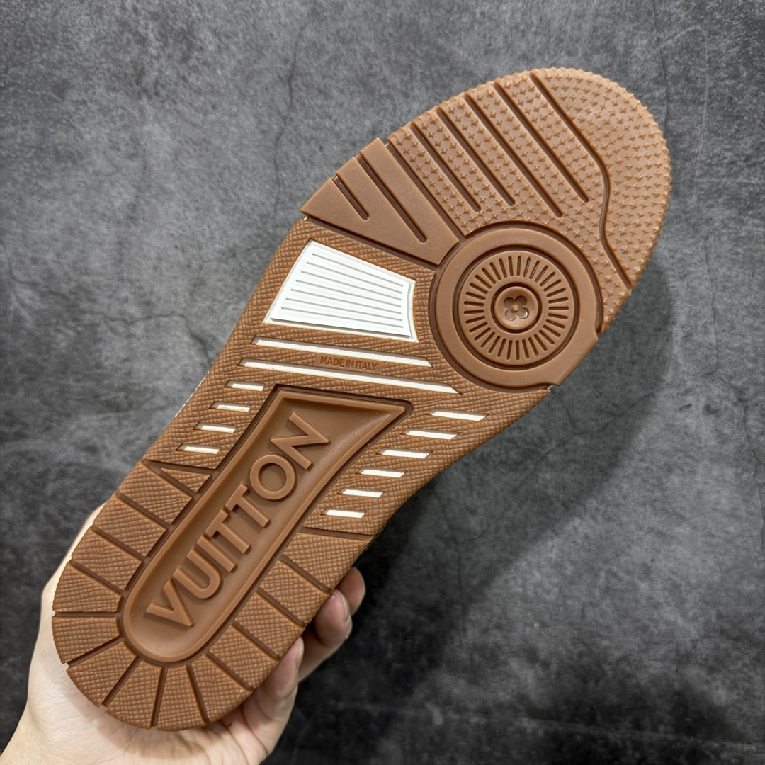 图片[9]-【YS纯原顶级版】顶级莞产 LOUIS VUITTON 路易威登 LV Trainer 牛皮革 ✦ 原楦原纸版开模，鞋型立体饱满 ✦ 零毛边、零溢胶、零线头瑕疵 ✦ 细节与原版一致 区分市面通货 ✦ 多层叠片＋电脑针车，针距密度一致 ✦ Monogram浮雕＋3D高频压纹 ✦ 多密度发泡中底：支撑回弹媲美专柜 ✦ 原装橡胶大底：含胶量高、纹路深、双拼接零偏差 ✦ ZP级原装包装：专柜款鞋盒＋防尘袋＋说明书 尺码：39-45-选品中心