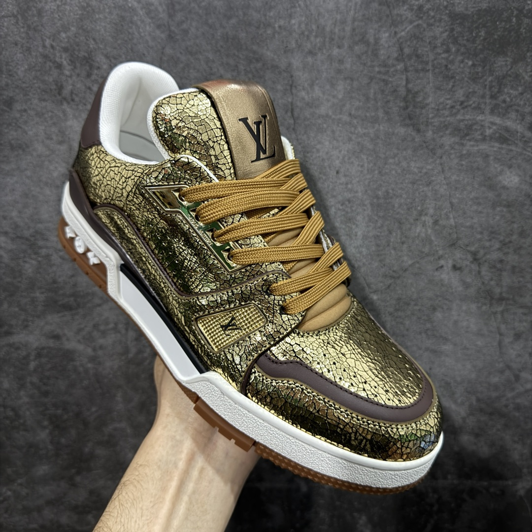 图片[3]-【YS纯原顶级版】顶级莞产 LOUIS VUITTON 路易威登 LV Trainer 牛皮革 ✦ 原楦原纸版开模，鞋型立体饱满 ✦ 零毛边、零溢胶、零线头瑕疵 ✦ 细节与原版一致 区分市面通货 ✦ 多层叠片＋电脑针车，针距密度一致 ✦ Monogram浮雕＋3D高频压纹 ✦ 多密度发泡中底：支撑回弹媲美专柜 ✦ 原装橡胶大底：含胶量高、纹路深、双拼接零偏差 ✦ ZP级原装包装：专柜款鞋盒＋防尘袋＋说明书 尺码：39-45-选品中心