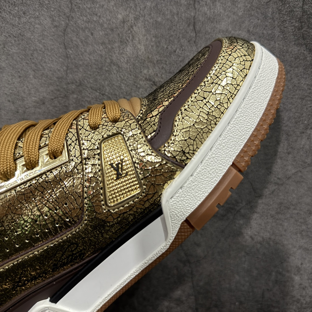 图片[6]-【YS纯原顶级版】顶级莞产 LOUIS VUITTON 路易威登 LV Trainer 牛皮革 ✦ 原楦原纸版开模，鞋型立体饱满 ✦ 零毛边、零溢胶、零线头瑕疵 ✦ 细节与原版一致 区分市面通货 ✦ 多层叠片＋电脑针车，针距密度一致 ✦ Monogram浮雕＋3D高频压纹 ✦ 多密度发泡中底：支撑回弹媲美专柜 ✦ 原装橡胶大底：含胶量高、纹路深、双拼接零偏差 ✦ ZP级原装包装：专柜款鞋盒＋防尘袋＋说明书 尺码：39-45-选品中心