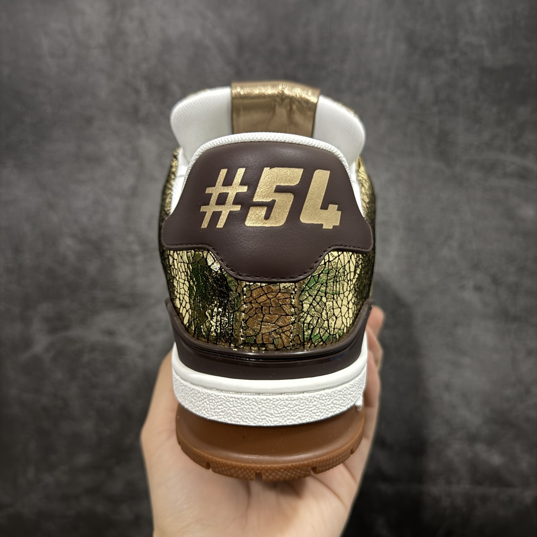 图片[4]-【YS纯原顶级版】顶级莞产 LOUIS VUITTON 路易威登 LV Trainer 牛皮革 ✦ 原楦原纸版开模，鞋型立体饱满 ✦ 零毛边、零溢胶、零线头瑕疵 ✦ 细节与原版一致 区分市面通货 ✦ 多层叠片＋电脑针车，针距密度一致 ✦ Monogram浮雕＋3D高频压纹 ✦ 多密度发泡中底：支撑回弹媲美专柜 ✦ 原装橡胶大底：含胶量高、纹路深、双拼接零偏差 ✦ ZP级原装包装：专柜款鞋盒＋防尘袋＋说明书 尺码：39-45-选品中心