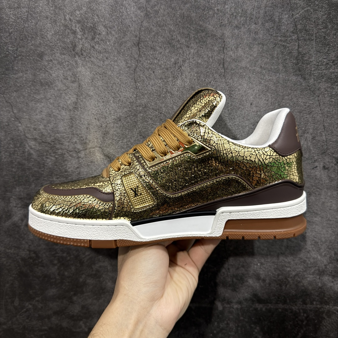 图片[2]-【YS纯原顶级版】顶级莞产 LOUIS VUITTON 路易威登 LV Trainer 牛皮革 ✦ 原楦原纸版开模，鞋型立体饱满 ✦ 零毛边、零溢胶、零线头瑕疵 ✦ 细节与原版一致 区分市面通货 ✦ 多层叠片＋电脑针车，针距密度一致 ✦ Monogram浮雕＋3D高频压纹 ✦ 多密度发泡中底：支撑回弹媲美专柜 ✦ 原装橡胶大底：含胶量高、纹路深、双拼接零偏差 ✦ ZP级原装包装：专柜款鞋盒＋防尘袋＋说明书 尺码：39-45-选品中心