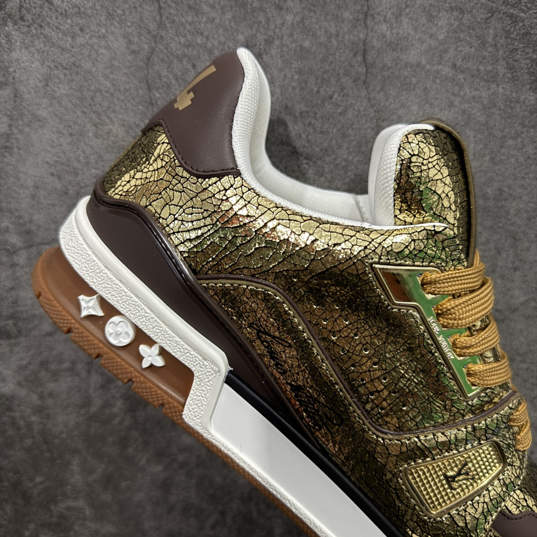 图片[7]-【YS纯原顶级版】顶级莞产 LOUIS VUITTON 路易威登 LV Trainer 牛皮革 ✦ 原楦原纸版开模，鞋型立体饱满 ✦ 零毛边、零溢胶、零线头瑕疵 ✦ 细节与原版一致 区分市面通货 ✦ 多层叠片＋电脑针车，针距密度一致 ✦ Monogram浮雕＋3D高频压纹 ✦ 多密度发泡中底：支撑回弹媲美专柜 ✦ 原装橡胶大底：含胶量高、纹路深、双拼接零偏差 ✦ ZP级原装包装：专柜款鞋盒＋防尘袋＋说明书 尺码：39-45-选品中心